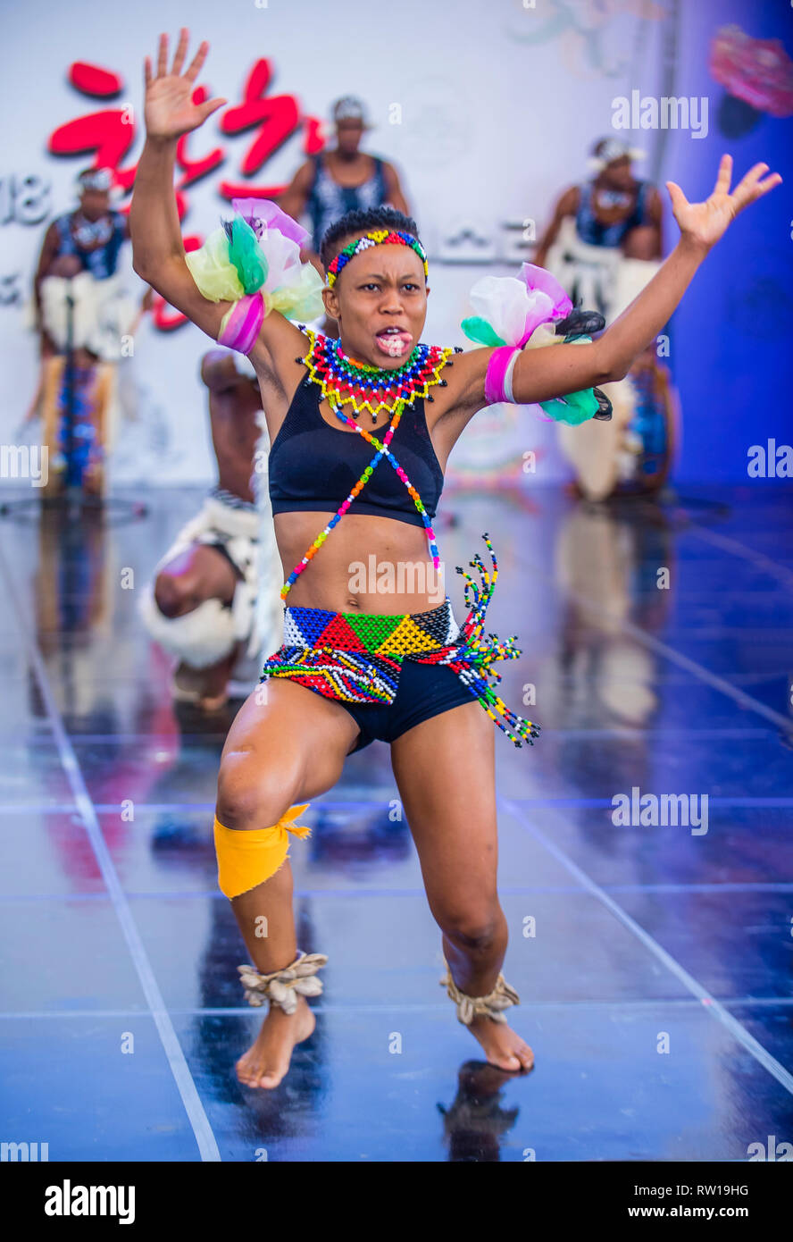 Ballerina sudafricana dell'Amazzebra Folklore Dance Ensemble si esibirà al festival di Maskdance che si tiene ad Andong, Corea del Sud Foto Stock