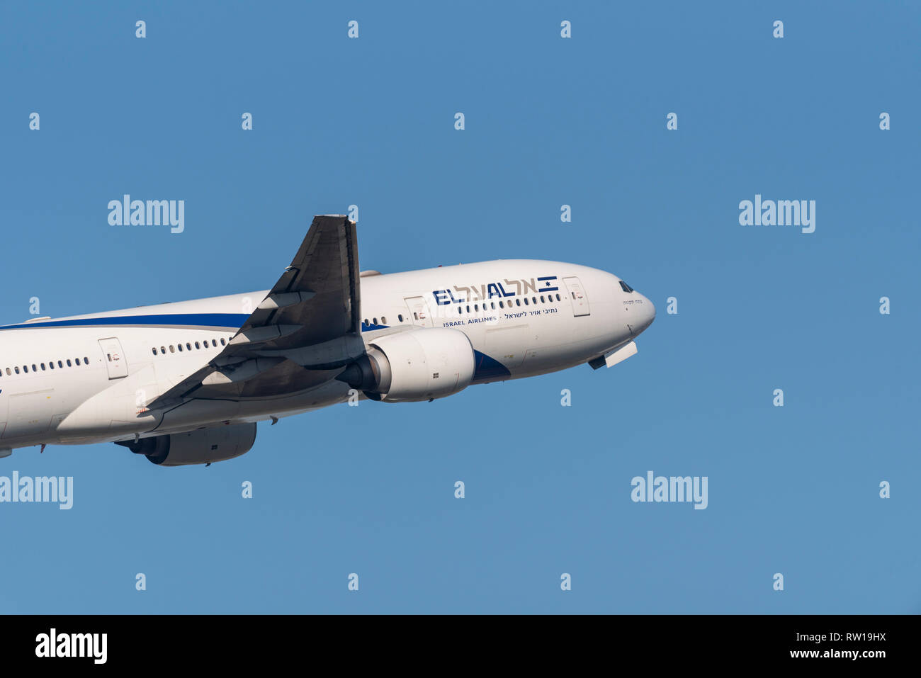 El al Israel Airlines Boeing 777 aereo di linea 4X-ECA decolla dall'aeroporto di Londra Heathrow, Regno Unito, in cielo blu Foto Stock