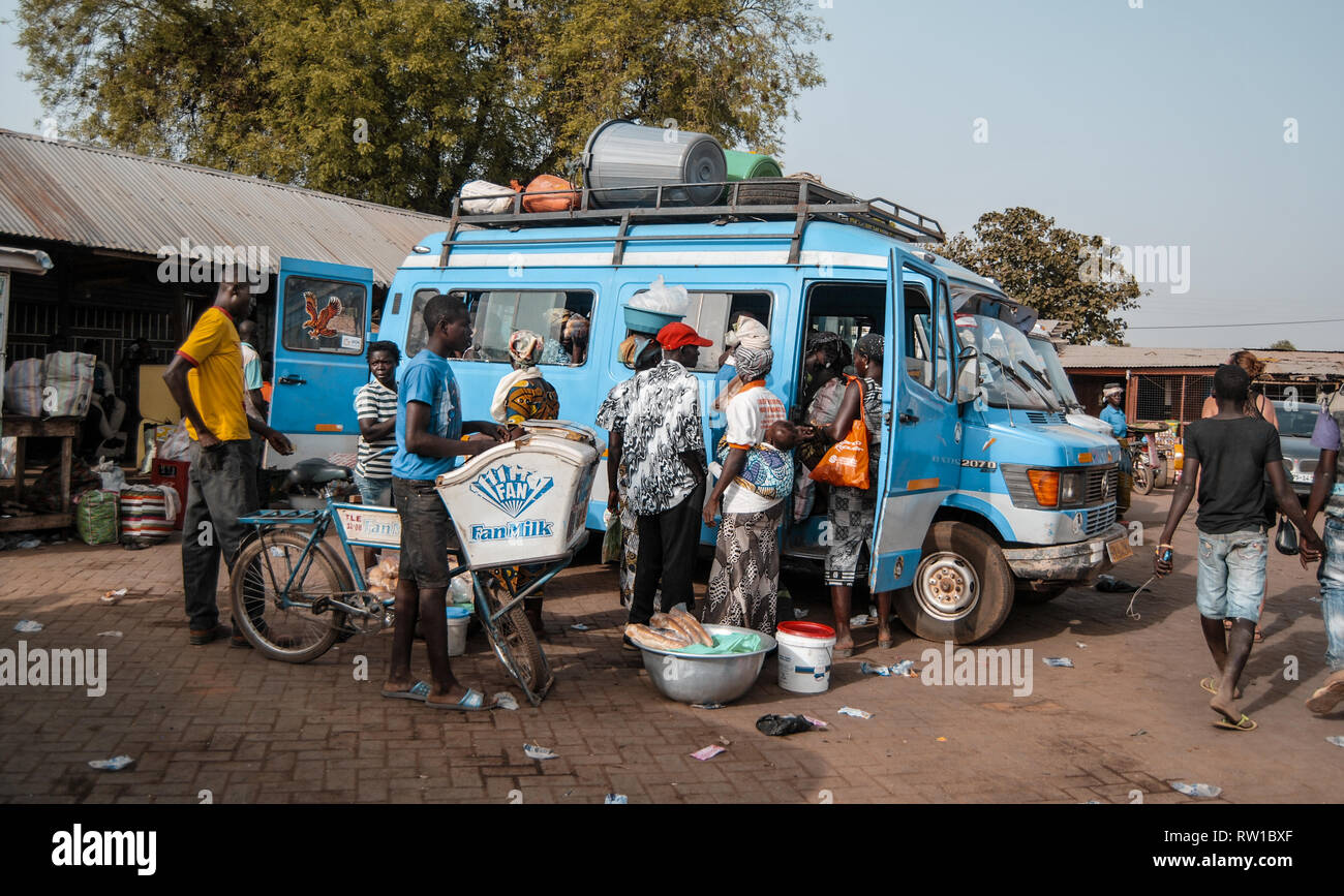 Popolo ghaniano di salire a bordo di un locale bus blu a Bolgatanga Foto Stock
