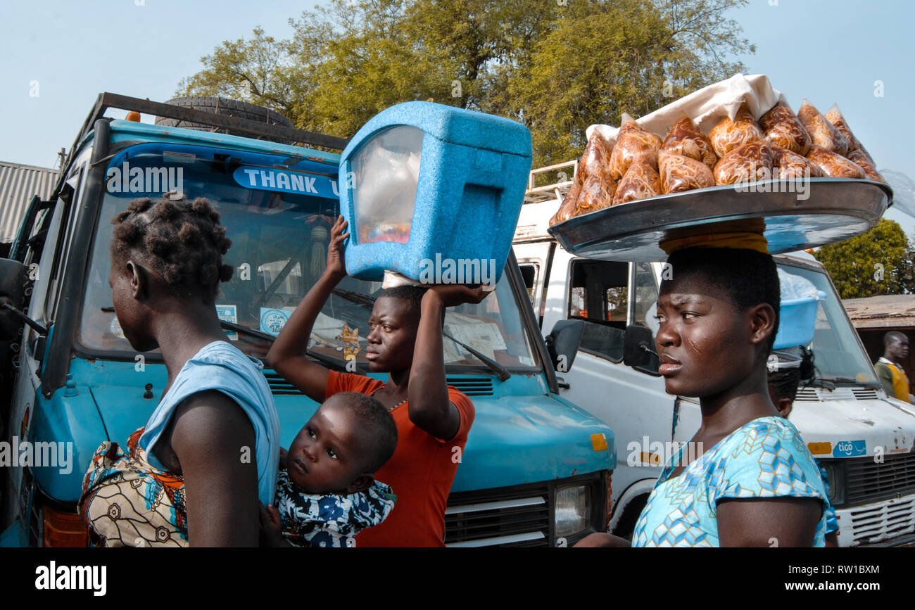 Occupato locale di fornitori del Ghana che arrivano al mercato degli agricoltori. I prodotti sono trasportati dalle donne sulle loro teste Foto Stock