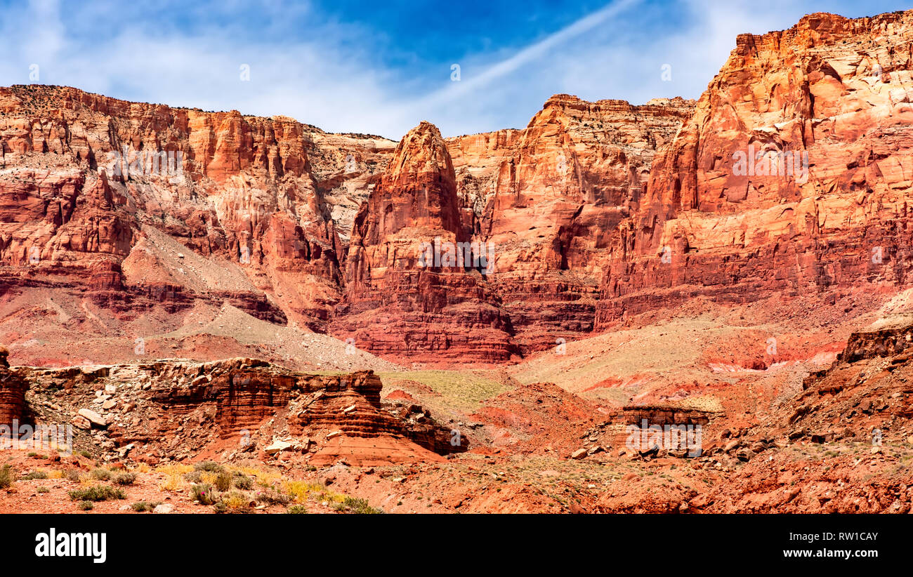 Spettacolari formazioni rocciose nei pressi di fecce traghetto, Glen Canyon National Recreation Area, Arizona, Stati Uniti d'America Foto Stock