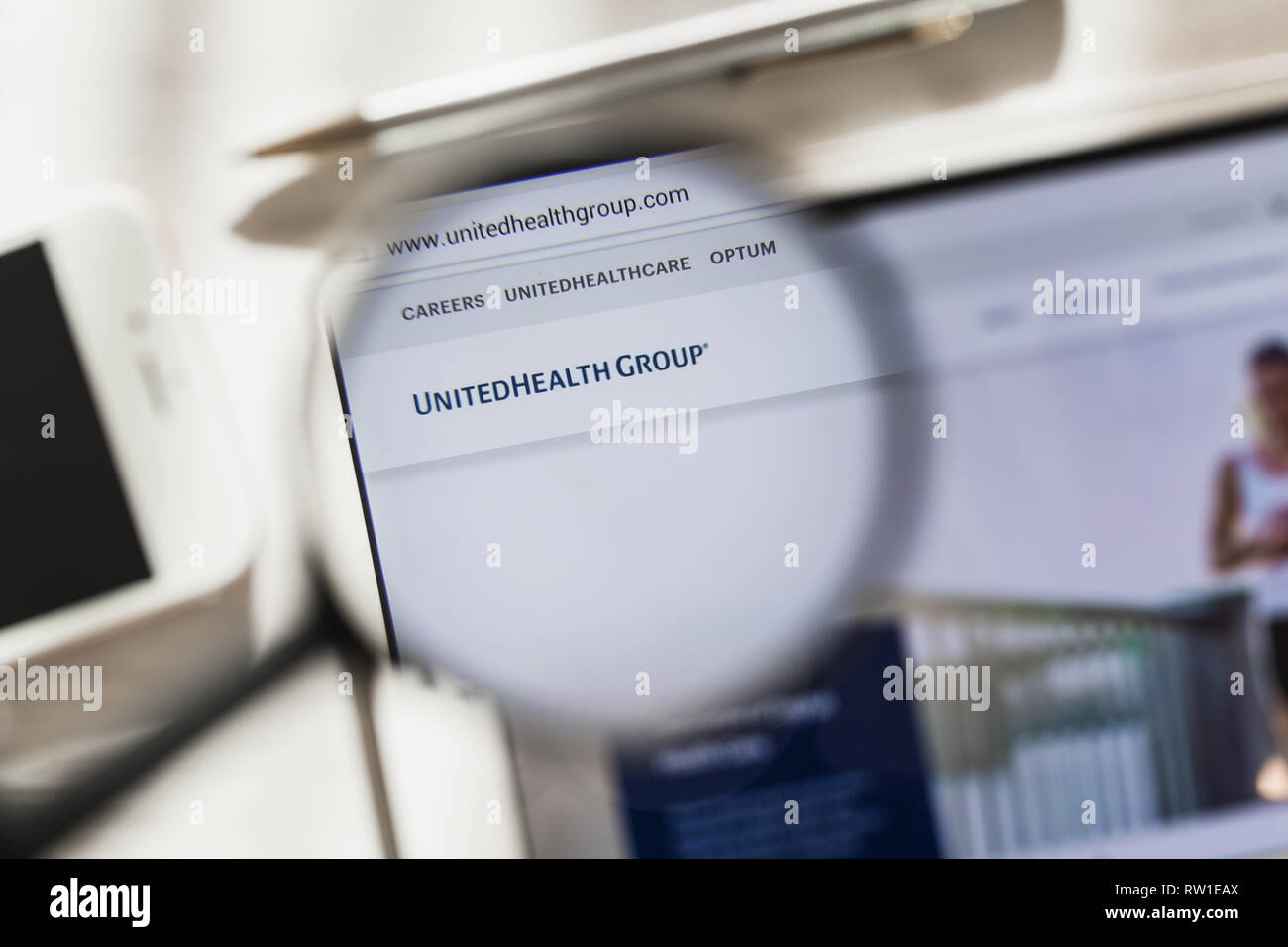 New York, Stati Uniti d'America - 4 Marzo 2019: United Health Group, UnitedHealth official website homepage sotto la lente di ingrandimento. Concetto United Health Group Foto Stock