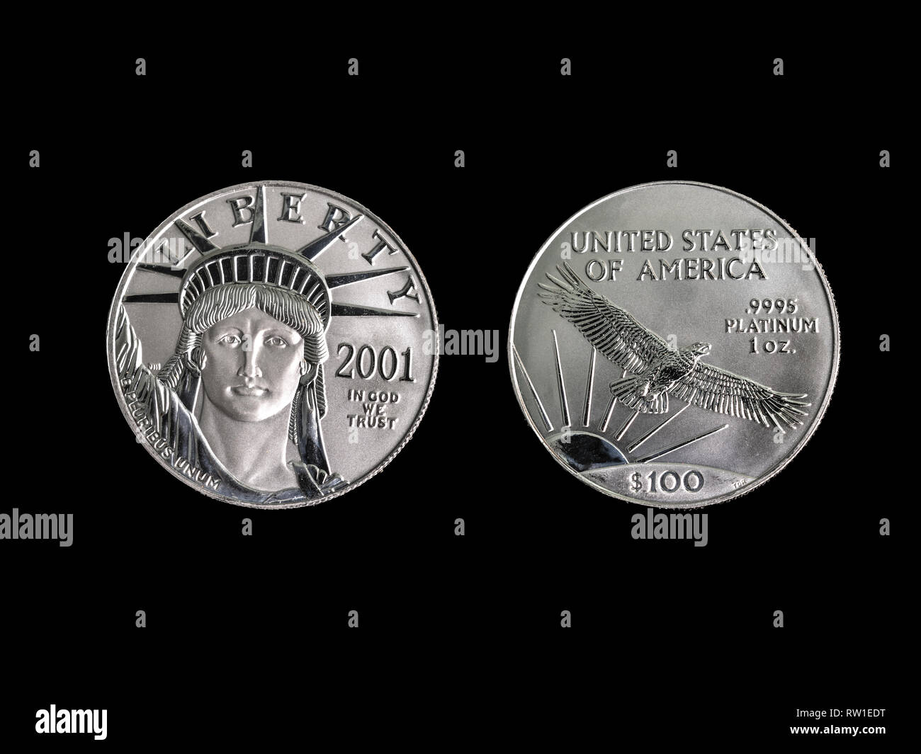 100 dollar 1oz Moneta di platino macro close up fotografia su uno sfondo nero. Foto Stock