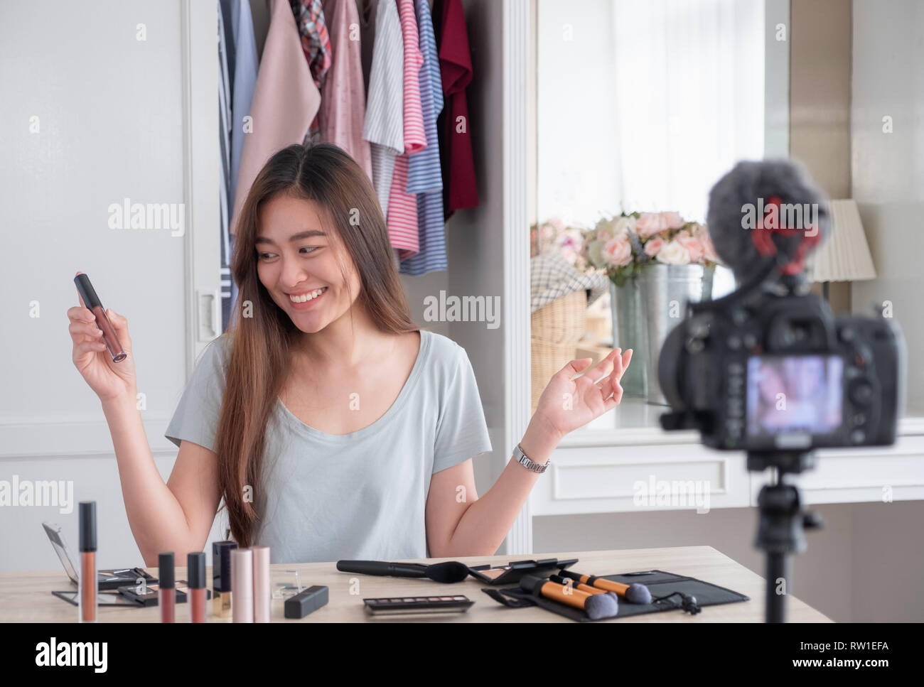 Asian giovane femmina blogger vlog di registrazione video con cosmetici per il trucco a casa consulente online su social media concetto.live streaming viral Foto Stock