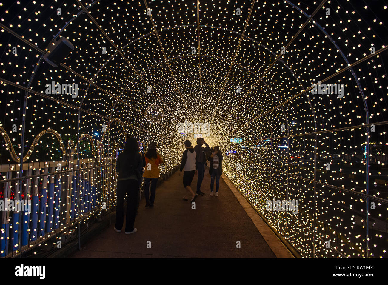 Tunnel delle lanterne durante il Festival delle Lanterne Jinju in Jinju, Corea del Sud Foto Stock