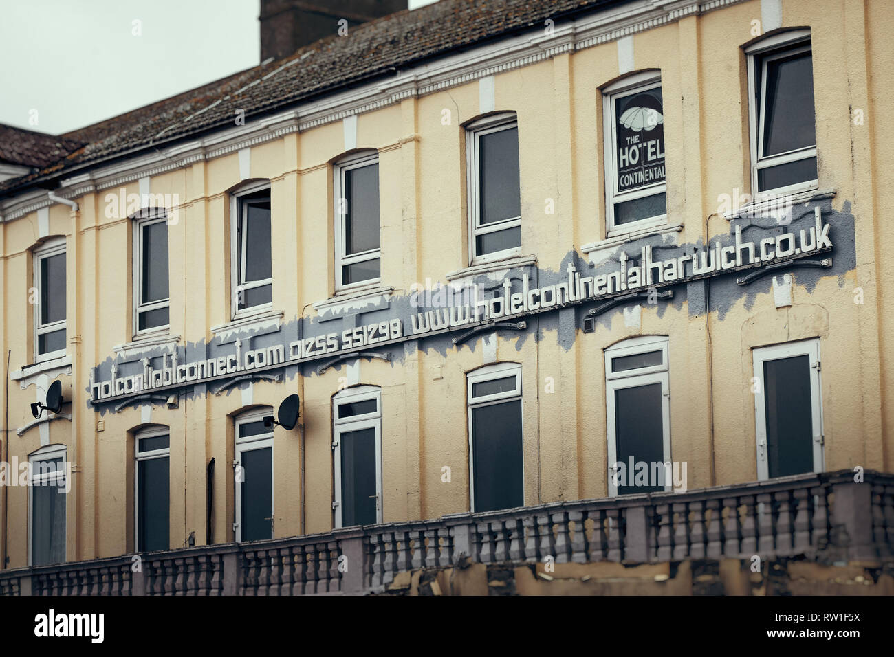 Harwich & Dovercourt, Essex, Inghilterra - Marzo 3, 2019: esterno dell'Hotel Continental con ex indirizzo web e il numero di telefono segnaletica. Foto Stock