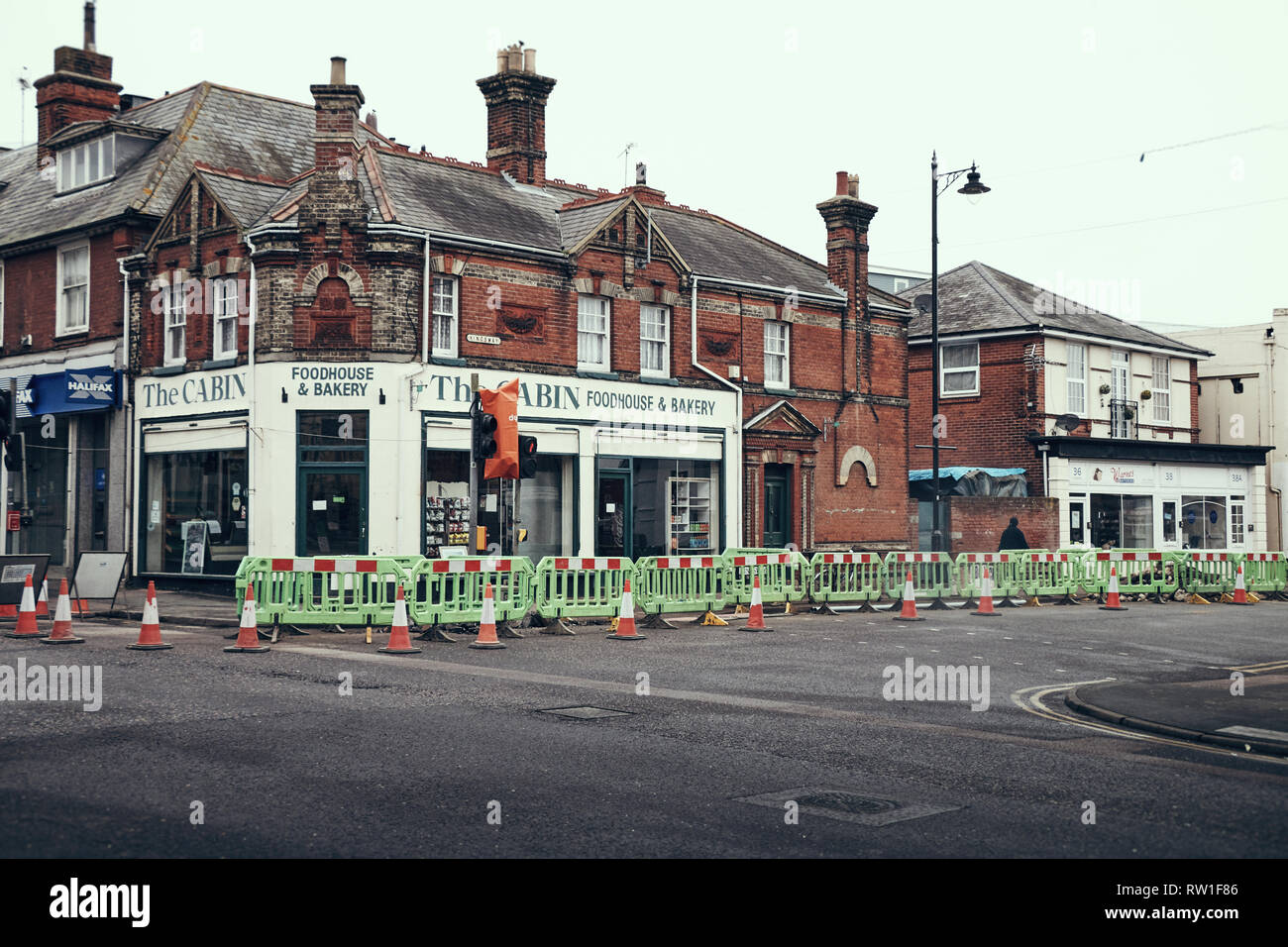 Harwich & Dovercourt, Essex, Inghilterra - Marzo 3, 2019: lavori stradali in Harwich High Street presso la cabina Foodhouse e panetteria con barriere in plastica e ora Foto Stock