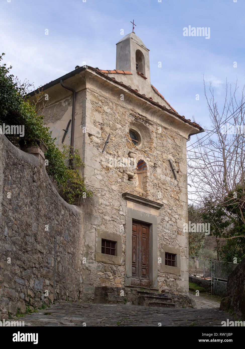Piccolo edificio religioso, chiesa o pieve, Pognana villaggio nei pressi di Verrucola in Lunigiana del nord della Toscana, Italia. Foto Stock