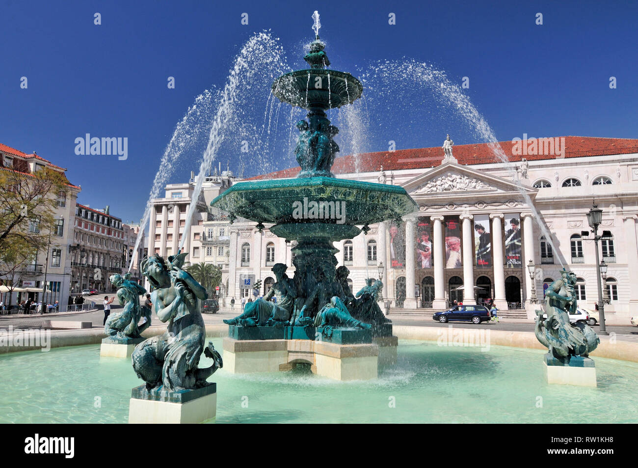 Fontana e storico edificio a piazza centrale con il blu del cielo in una giornata di sole Foto Stock