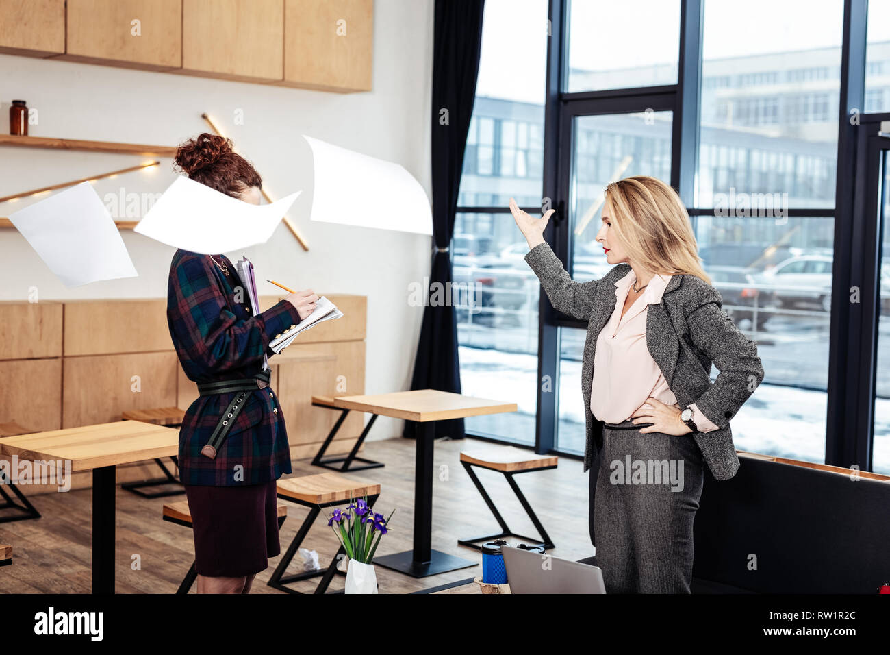 Bionda femmina rigorosa boss di mettere le carte in aria sentirsi insoddisfatto Foto Stock Bionda femmina rigorosa boss di mettere le carte in aria sentirsi insoddisfatto Foto Stock