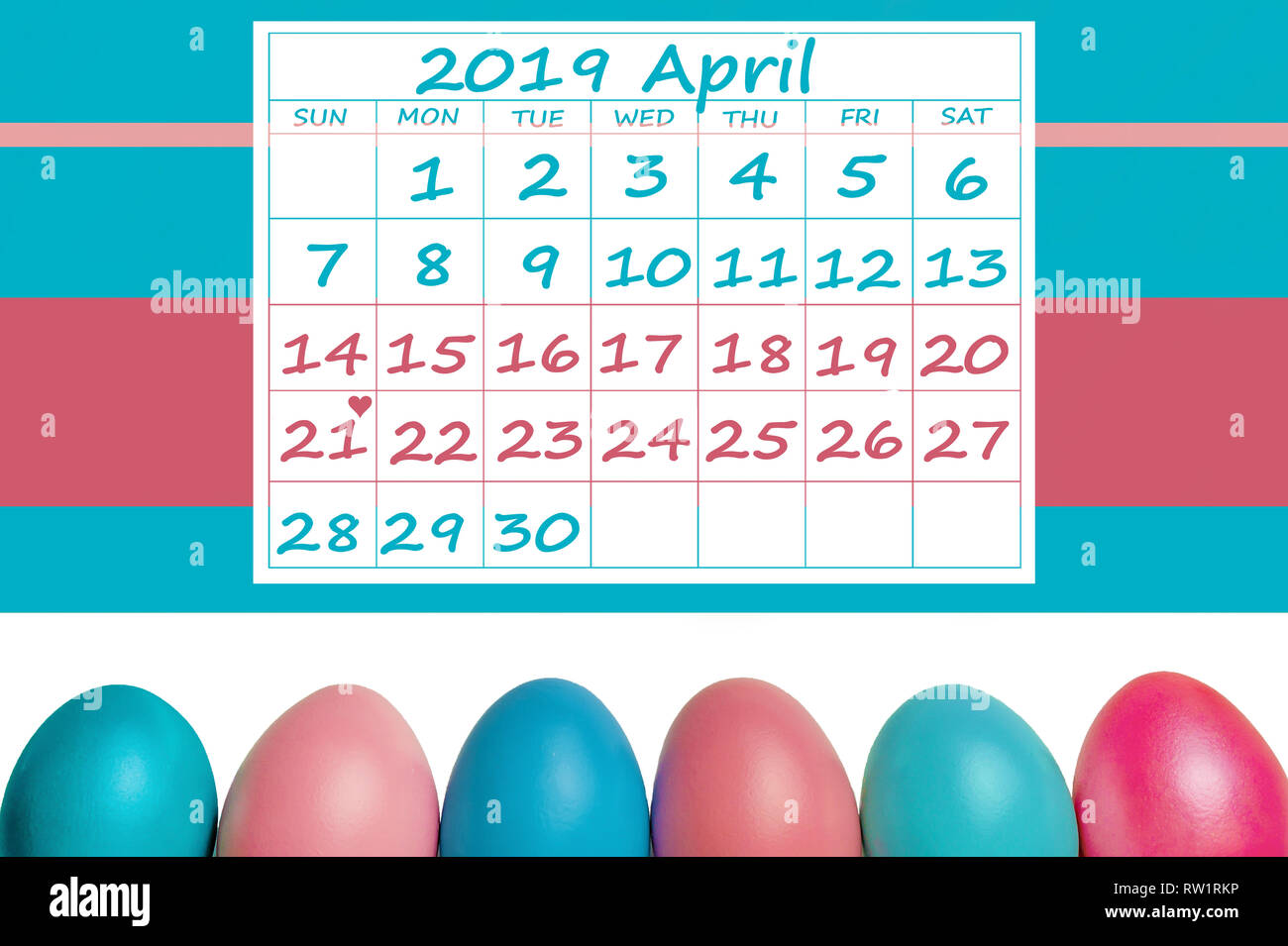 Felice Pasqua Aprile 2019 Calendario colorate con le uova di pasqua in una fila e strisce colorate Foto Stock