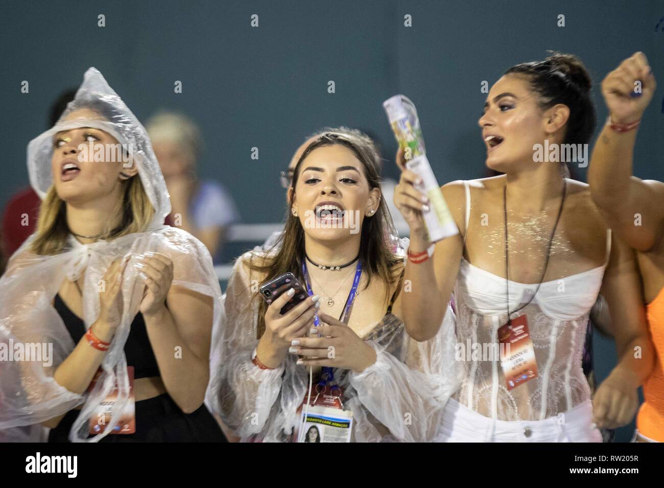 Rio De Janeiro, Brasile. 3 Mar, 2019. Le ragazze reagiscono come essi guardare le sfilate di carnevale di Rio 2019 al Sambadrome a Rio de Janeiro in Brasile il 3 marzo 2019. La sfilata del gruppo speciale scuola di samba è iniziato domenica. Credito: Li Ming/Xinhua/Alamy Live News Foto Stock