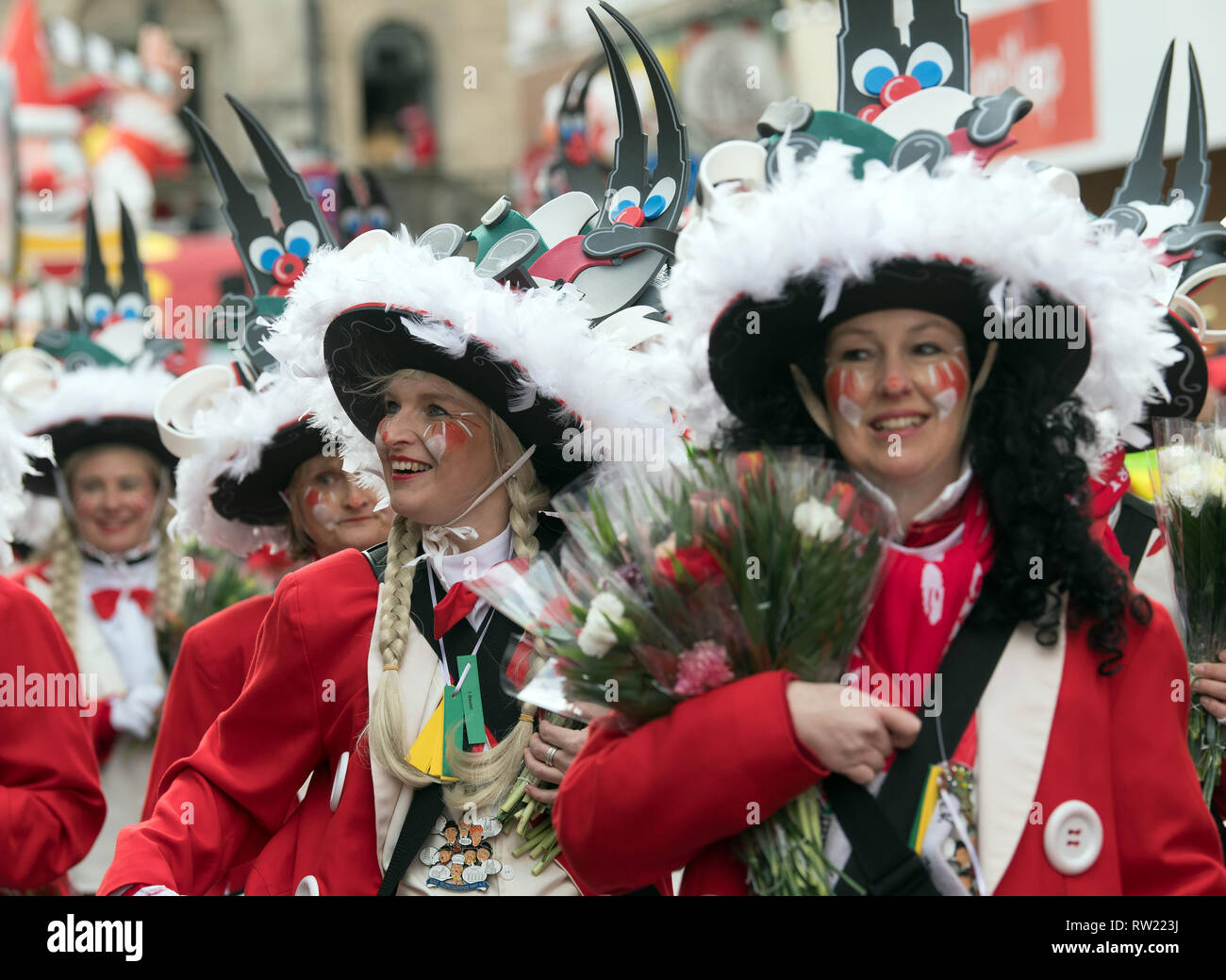 Colonia, Germania. 04 Mar, 2019. Colonia, Germania. 04 Mar, 2019. Carnivalists di un piede gruppo festeggiare il Martedì Grasso lunedì processione. Con la rosa lunedì processioni, Renania street carnival raggiunge il suo culmine. Foto: Federico Gambarini/dpa Credito: dpa picture alliance/Alamy Live News Foto Stock