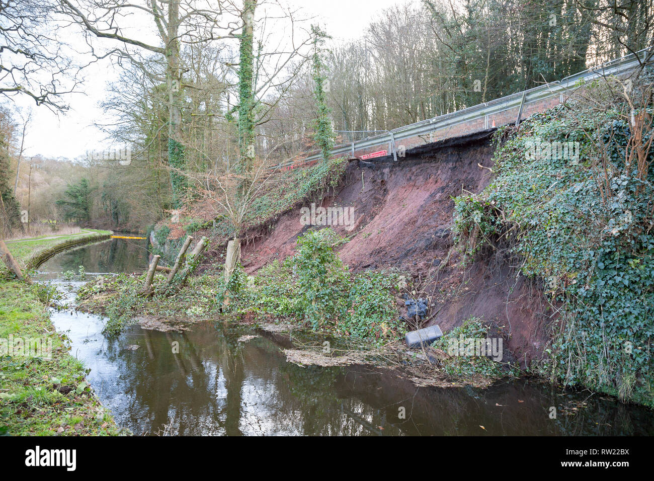Kidderminster, Regno Unito. 4 Marzo, 2019. dopo una frana in Staffordshire e Worcestershire Canal questo weekend a Kidderminster, battelli Moor, la maggior parte di loro occupanti in vacanza sperando di viaggiare sul canal, aspettando pazientemente per il Canale e il fiume fiducia per rimuovere una massa di terra e detriti dall'acqua. Attualmente il canale è impraticabile, ma Canal fiducia i lavoratori sono già al lavoro per rimuovere i detriti. Credito: Lee Hudson/Alamy Live News Foto Stock