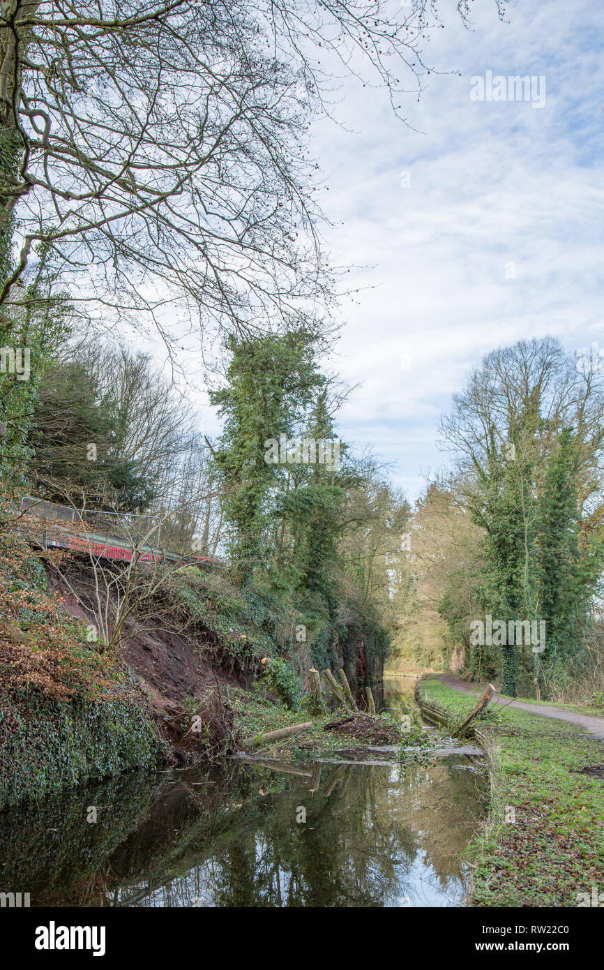 Kidderminster, Regno Unito. 4 Marzo, 2019. dopo una frana in Staffordshire e Worcestershire Canal questo weekend a Kidderminster, battelli Moor, la maggior parte di loro occupanti in vacanza sperando di viaggiare sul canal, aspettando pazientemente per il Canale e il fiume fiducia per rimuovere una massa di terra e detriti dall'acqua. Attualmente il canale è impraticabile, ma Canal fiducia i lavoratori sono già al lavoro per rimuovere i detriti. Credito: Lee Hudson/Alamy Live News Foto Stock
