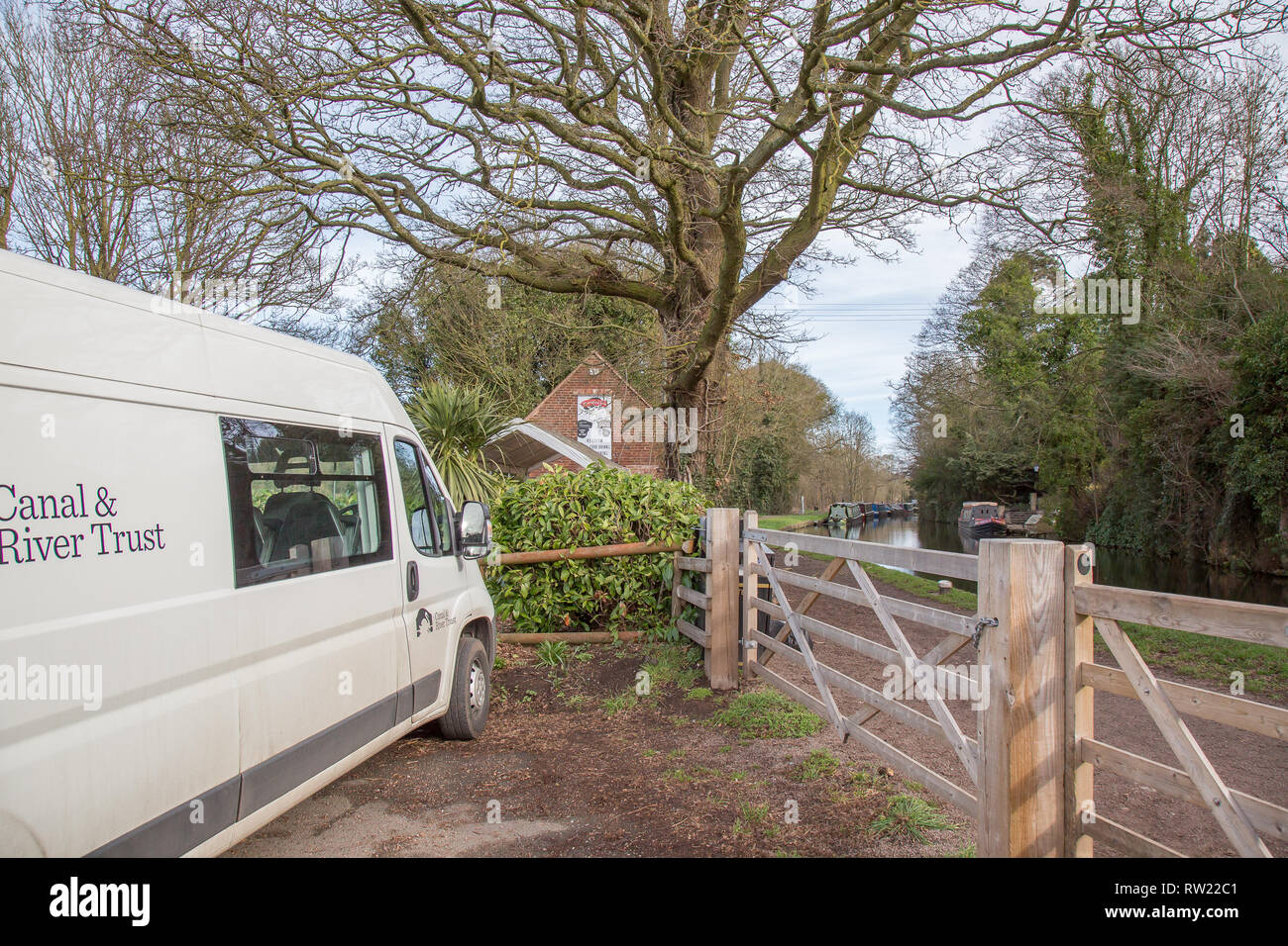 Kidderminster, Regno Unito. 4 Marzo, 2019. dopo una frana in Staffordshire e Worcestershire Canal questo weekend a Kidderminster, battelli Moor, la maggior parte di loro occupanti in vacanza sperando di viaggiare sul canal, aspettando pazientemente per il Canale e il fiume fiducia per rimuovere una massa di terra e detriti dall'acqua. Attualmente il canale è impraticabile, ma Canal fiducia i lavoratori sono già al lavoro per rimuovere i detriti. Credito: Lee Hudson/Alamy Live News Foto Stock