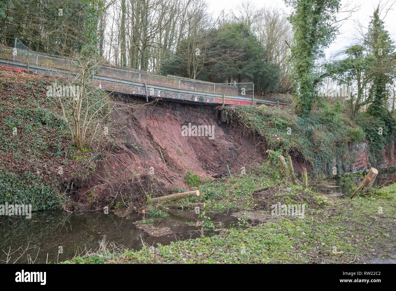 Kidderminster, Regno Unito. 4 Marzo, 2019. dopo una frana in Staffordshire e Worcestershire Canal questo weekend a Kidderminster, battelli Moor, la maggior parte di loro occupanti in vacanza sperando di viaggiare sul canal, aspettando pazientemente per il Canale e il fiume fiducia per rimuovere una massa di terra e detriti dall'acqua. Attualmente il canale è impraticabile, ma Canal fiducia i lavoratori sono già al lavoro per rimuovere i detriti. Credito: Lee Hudson/Alamy Live News Foto Stock