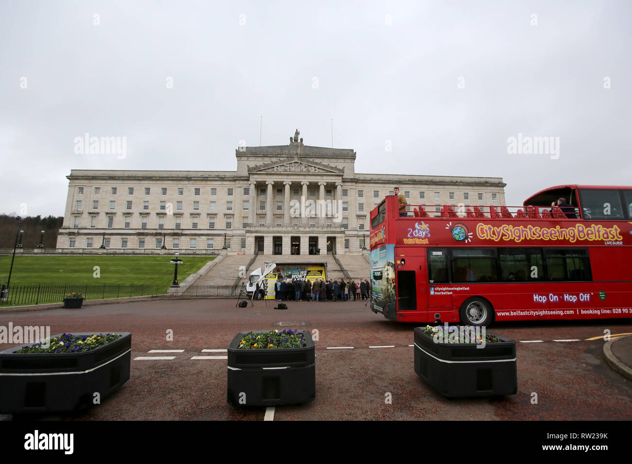 Belfast, Regno Unito. 04 Mar, 2019. Una gita in autobus passa Stormont agli edifici del Parlamento di Belfast, Irlanda del Nord, lunedì 4 marzo 2019. Irlanda del Nord è stato senza un governo a partire dal gennaio 2017, quando i partiti di governo - la partizione DUP e Sinn Féin - split in una fila di amaro.Martin McGuinness, l'allora vice primo ministro, ha rassegnato le dimissioni in segno di protesta della movimentazione raffazzonata calore rinnovabili incentivo (RHI) regime. Foto/Paolo McErlane Credito: Irish occhio/Alamy Live News Foto Stock