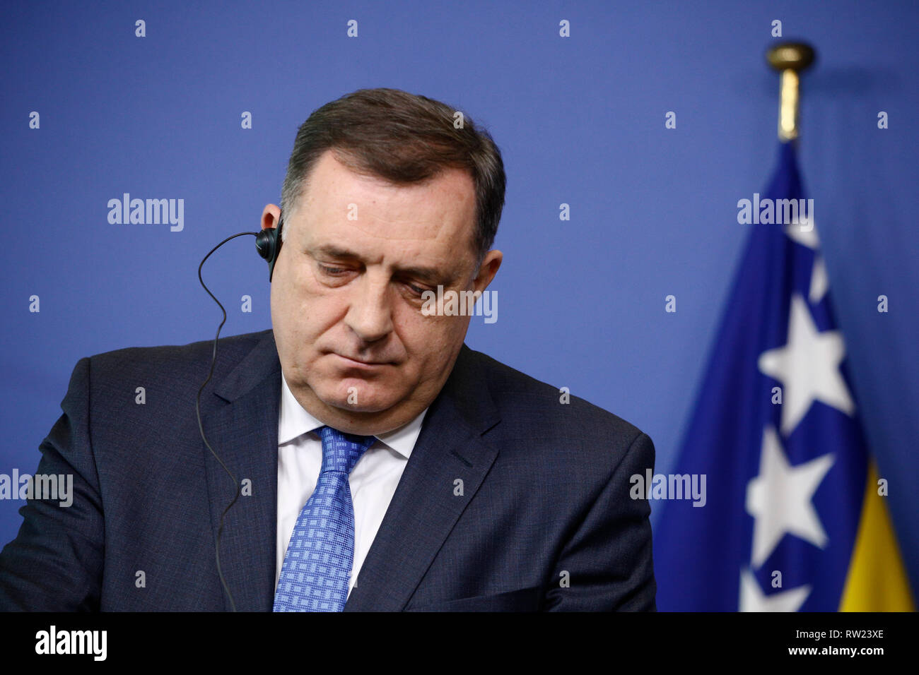 Bruxelles, Belgio. Il 4° marzo 2019. Presidente della Presidenza della Bosnia ed Erzegovina, Milorad Dodik e il Commissario Ue Johannes Hahn parlare durante una conferenza stampa presso la Commissione europea. Alexandros Michailidis/Alamy Live News Foto Stock