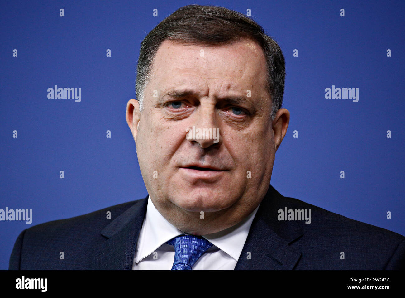 Bruxelles, Belgio. Il 4° marzo 2019. Presidente della Presidenza della Bosnia ed Erzegovina, Milorad Dodik e il Commissario Ue Johannes Hahn parlare durante una conferenza stampa presso la Commissione europea. Alexandros Michailidis/Alamy Live News Foto Stock