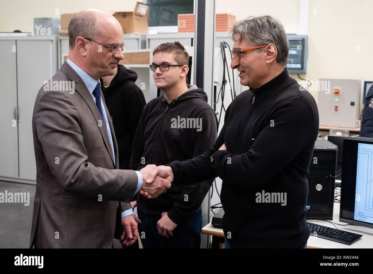 Lione, Francia. 04 Mar, 2019. Jean-Michel Blanquer, il Ministro nazionale dell'educazione e della gioventù, era in viaggio a Lione per visitare Édouard Branly High School. Egli ha anche incontrato gli studenti del campus dei mestieri e delle qualifiche 'luce intelligente e sostenibile soluzione di illuminazione' Credit: FRANCK CHAPOLARD/Alamy Live News Foto Stock