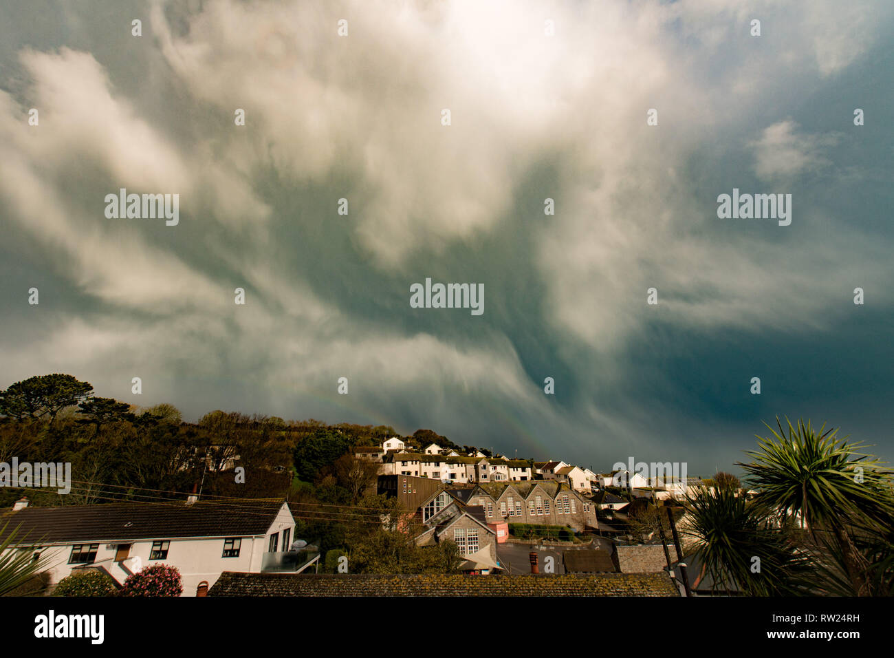 Mousehole, Cornwall, Regno Unito. Il 4° marzo 2019. Regno Unito Meteo grandine docce e arcobaleni sopra Mousehole questo pomeriggio. Credito: Simon Maycock/Alamy Live News Foto Stock