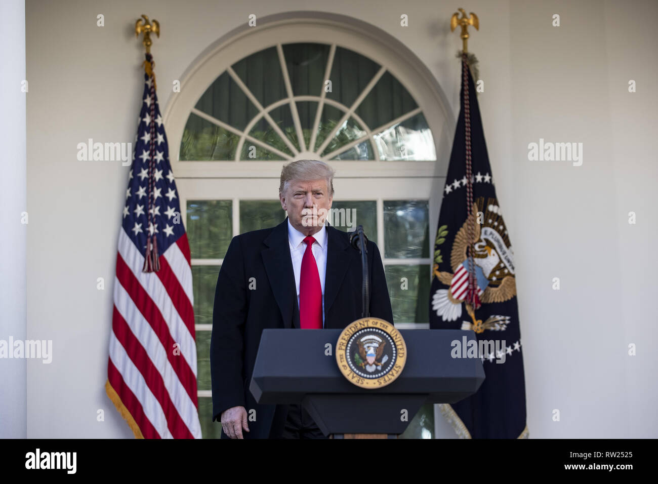 25 gennaio 2019 - Washington, Distretto di Columbia, Stati Uniti d'America - Il presidente statunitense Donald Trump esce dall'Ufficio Ovale prima di parlare di governo shutdown on gennaio 25, 2019, dal Giardino delle Rose della Casa Bianca di Washington, DC. (Credito Immagine: © Alex Edelman/ZUMA filo) Foto Stock