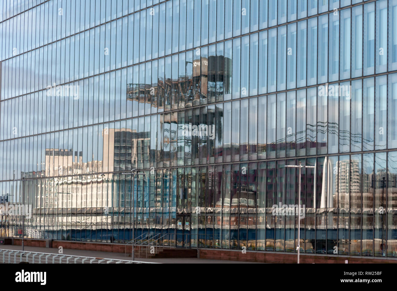 Glasgow, Scotland, Regno Unito. 4 Marzo, 2019. Meteo REGNO UNITO: Riflessioni in windows della BBC Scotland edificio sulle rive del fiume Clyde al Pacific Quay in un pomeriggio soleggiato. Credito: Berretto Alamy/Live News Foto Stock