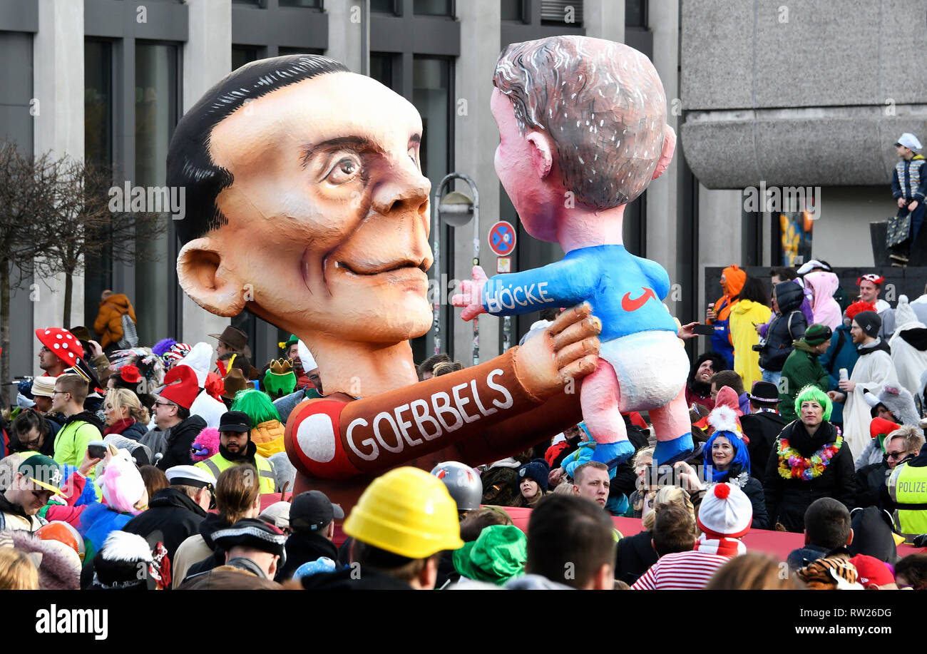 Dusseldorf, Germania. 4 Mar 2019. Jaques Tilly il tema del carro: AfD politico Bjoern Hoecke come il bambino di propaganda del Ministro Joseph Goebbels. Credito: UKraft/Alamy Live News Foto Stock