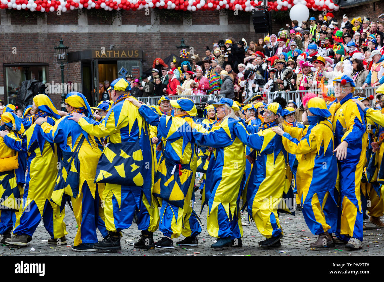 Düsseldorf, Germania. Il 4° marzo 2019. Il Rosenmontag annuale (Rose lunedì o martedì grasso lunedì) sfilata di carnevale si svolge a Düsseldorf. Foto: immagini vibranti/Alamy Live News Foto Stock