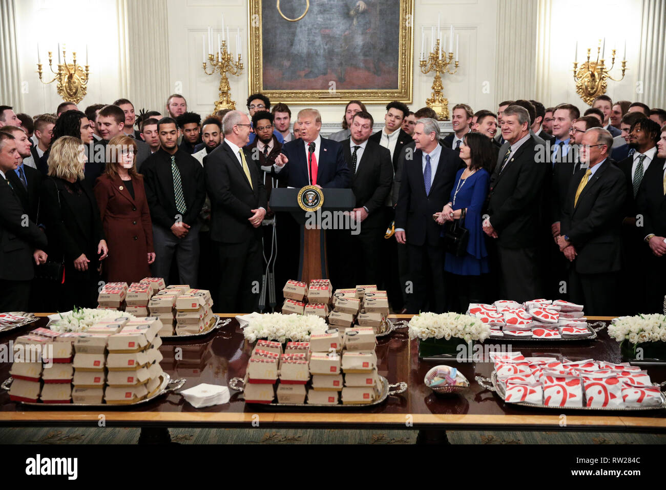 Washington, DC. Mar 4, 2019. Il Presidente degli Stati Uniti, Trump parla dietro un tavolo pieno di McDonald's hamburger, Chick fil-Un sandwich e alcuni altri fast food come egli saluta la divisione 2018 mi FCS campioni nazionali: dello stato del North Dakota Bison nello stato in sala da pranzo della Casa Bianca il 4 marzo 2019 a Washington, DC. Credito: Oliver Contreras/Piscina via CNP | Utilizzo di credito in tutto il mondo: dpa/Alamy Live News Foto Stock