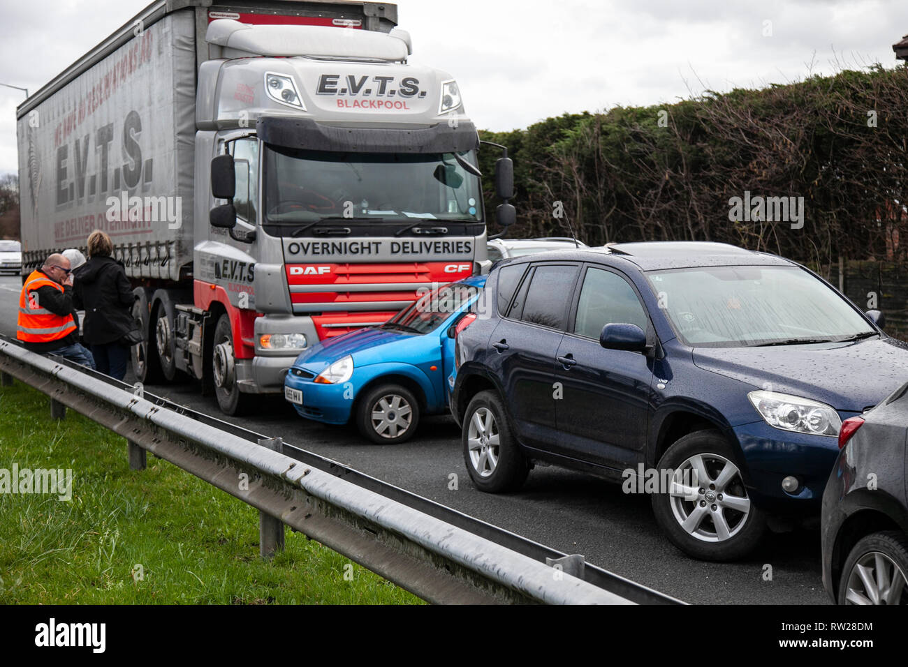 Incidente stradale HGV con auto a doppia carreggiata; TRC sulla rotonda della corsia Gavel A565 tra il veicolo DAF Heavy Goods e la piccola auto compatta Ford per famiglie, che finì per essere spinta lateralmente lungo la strada. Foto Stock