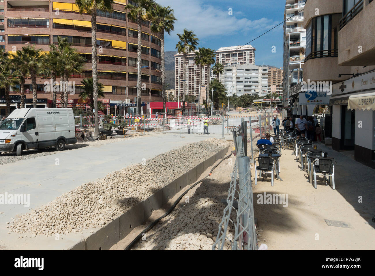 Marina Baixa Avenida, la Cala de Finestrat, Benidorm, Spagna, 04 marzo 2019. La costruzione di un grande doppio culvert sotto terra per prendere le acque alluvionali dal percorso del vecchio letto del fiume è quasi completa. Il burrone era stato precedentemente pavimentato e l'acqua alluvionata risultante ha funzionato giù la strada sopra terra con 3 morti negli ultimi anni. Nel 2017 un uomo è stato girato essere travolto alla sua morte qui. Foto Stock