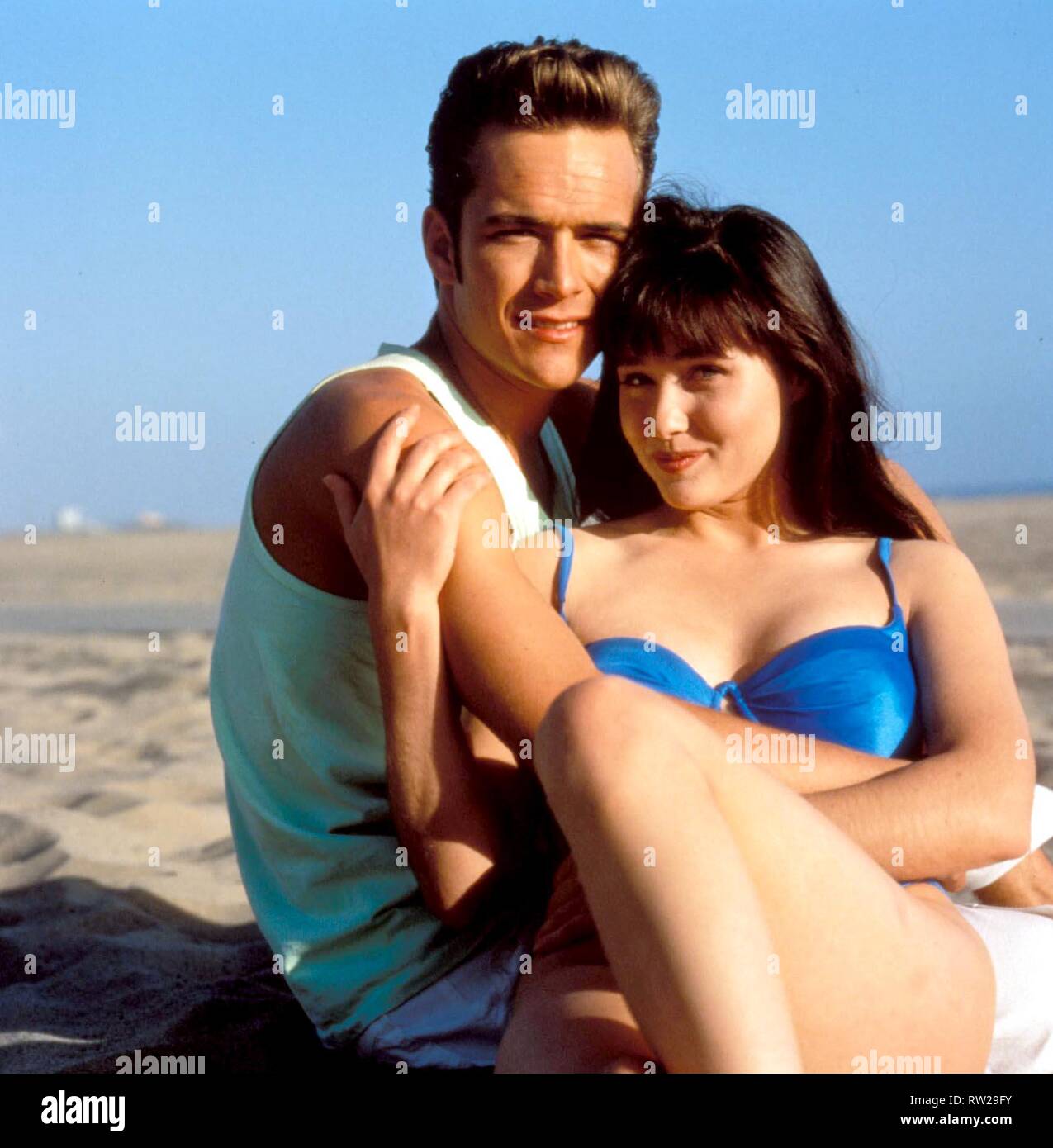 Attore LUKE PERRY (11 Ottobre 1966 - 4 Marzo 2019) il più noto per i suoi ruoli in TV mostra "Beverly Hills 90210' e 'Riverdale', morto lunedì all'età di 52 dopo aver subito una massiccia corsa la scorsa settimana. Nella foto: "Beverly Hills 90210' pubblicità ancora di attori LUKE PERRY e SHANNON DOHERTY. (Credito Immagine: © Globo foto/ZUMApress.com) Foto Stock