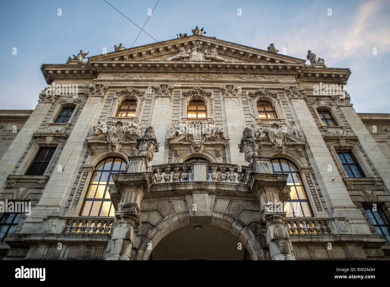 Un worm'occhio di un municipio in a Monaco di Baviera, Germania Foto Stock