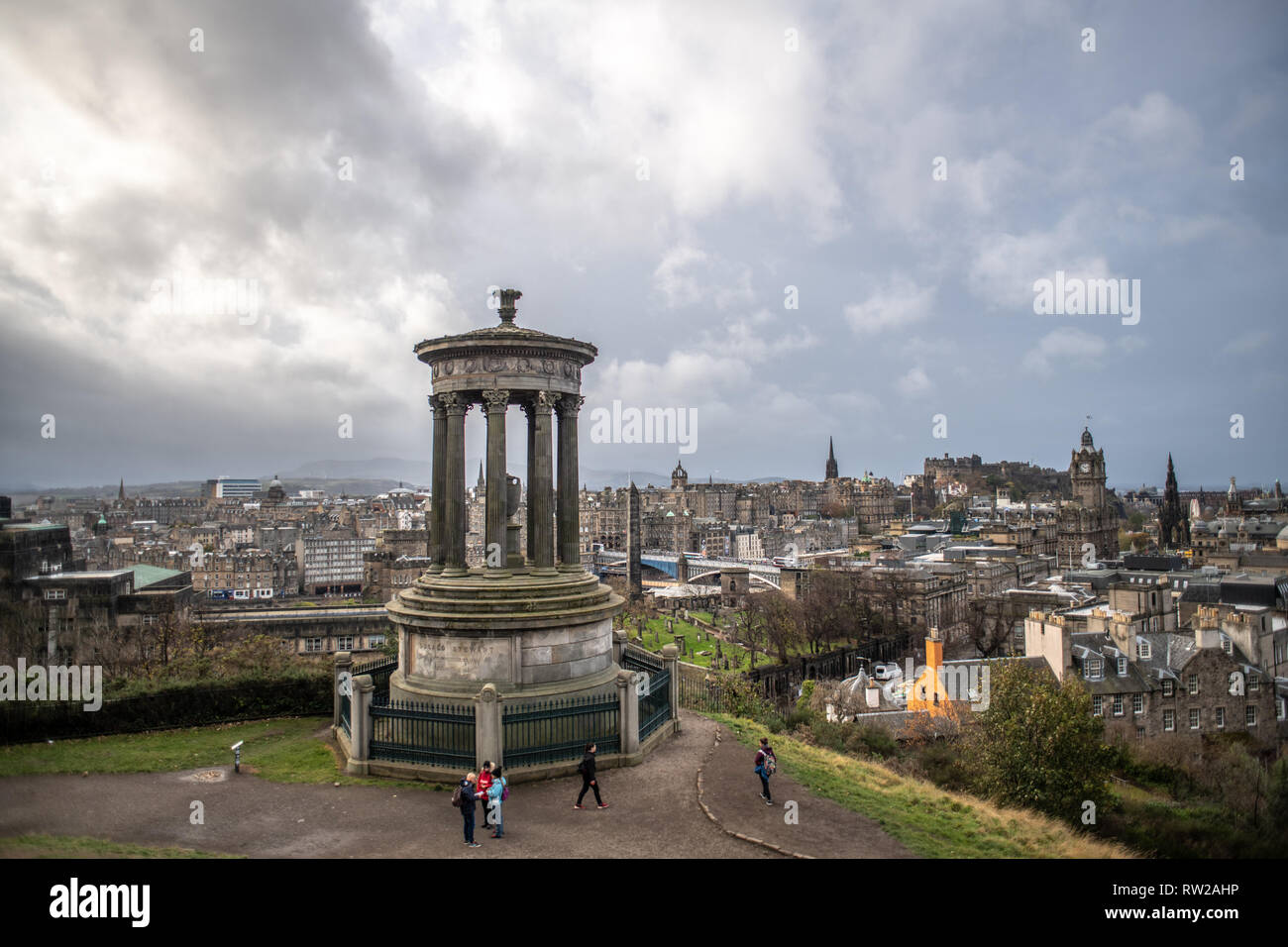 Vista da Calton Hill si affaccia sulla città di Edimburgo, capitale della Scozia, con Dugald Stewart monumento, Scozia Foto Stock
