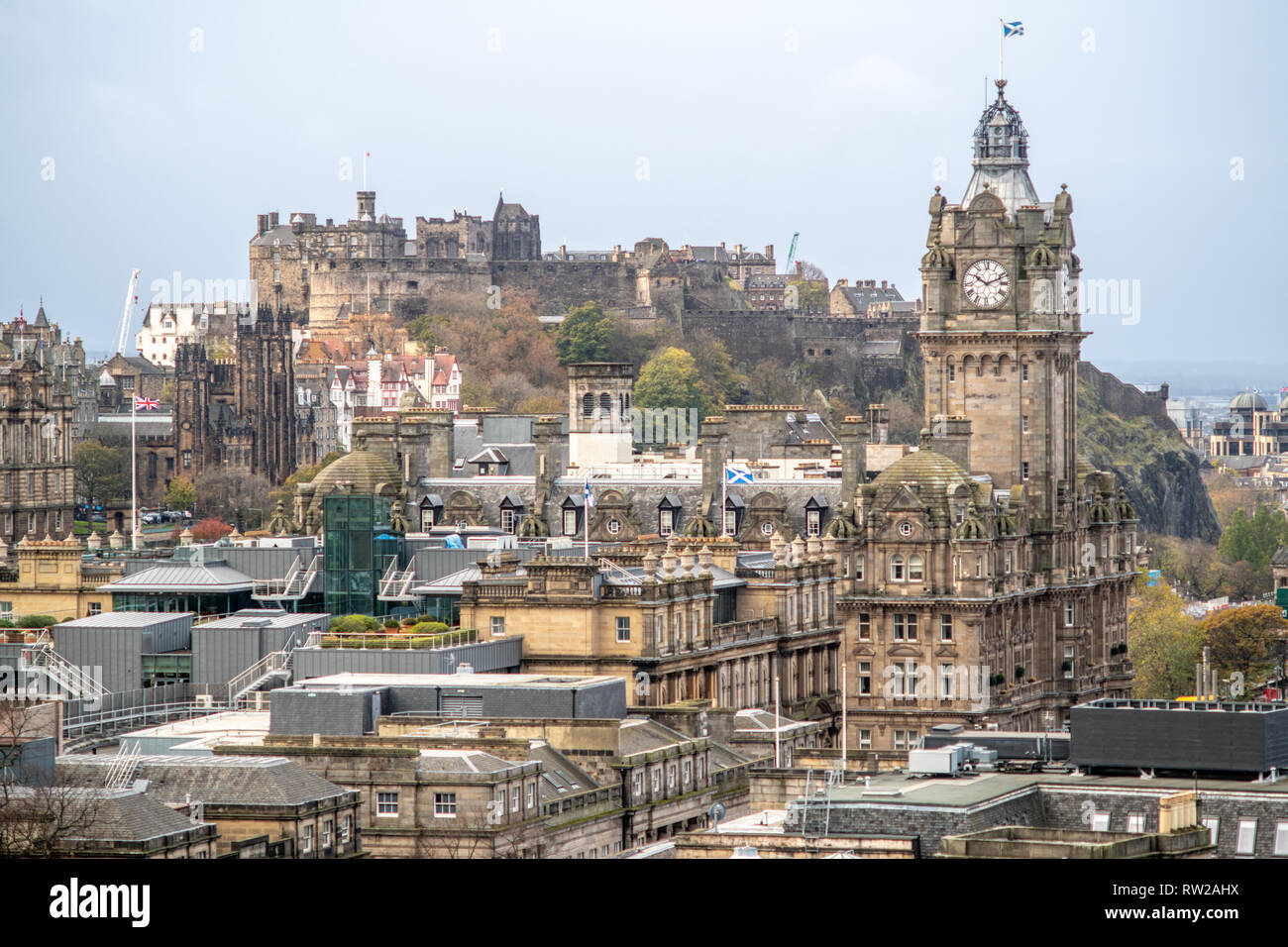 Vista da Calton Hill si affaccia sul panorama urbano di Edimburgo, capitale della Scozia, con il Castello di Edimburgo nella distanza, Scozia Foto Stock