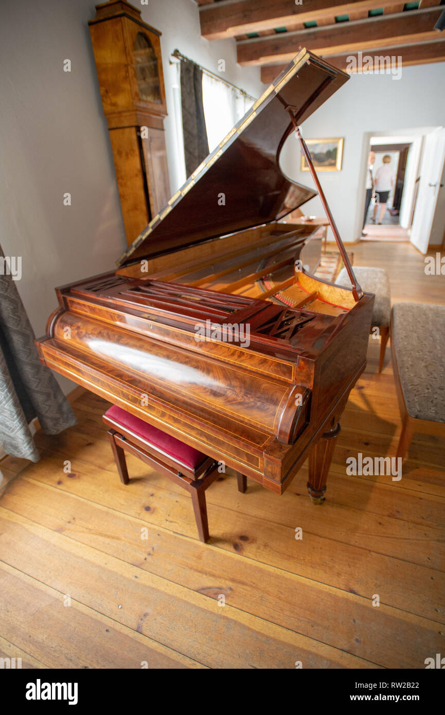 Un piano in legno utilizzato dal compositore e pianista polacco Fryderyk Chopin si trova aperto all'interno del museo di Fryderyk Chopin. Zelazowa Wola, Masovian Voivodato Foto Stock