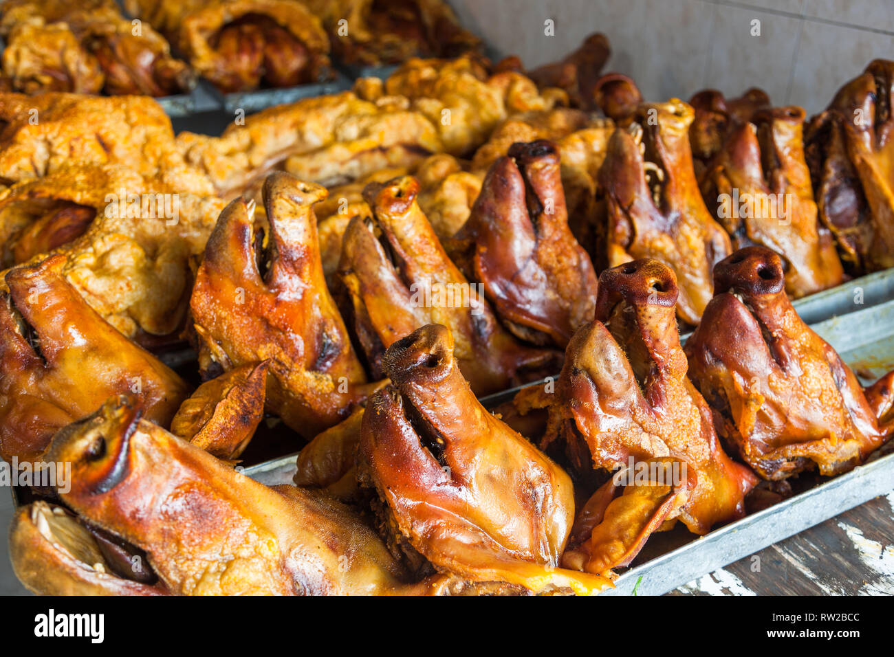 Famoso hornado, carne di maiale cotta nel forno a legna, trovate in molti  mercati dell Ecuador Foto stock - Alamy