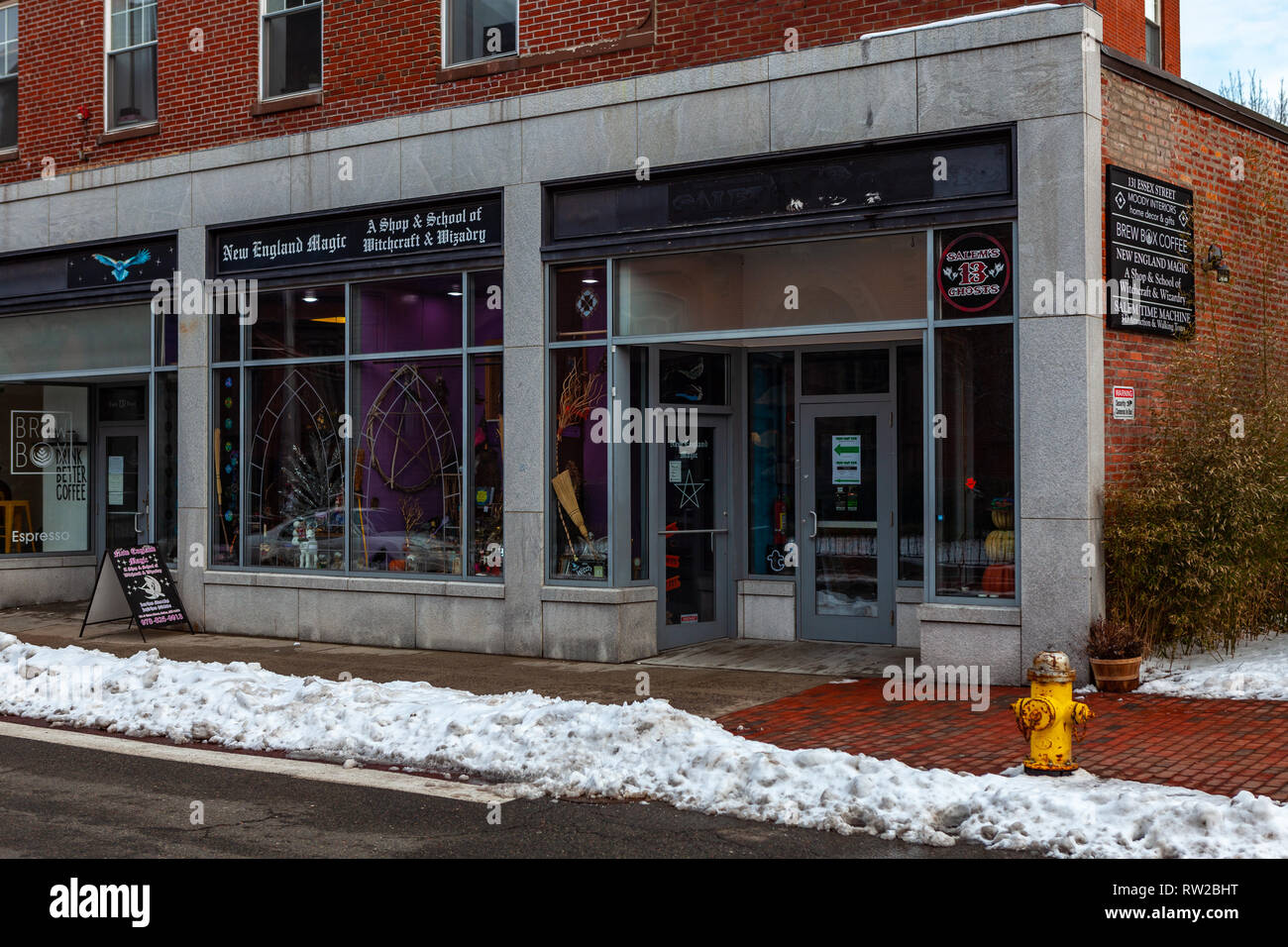 Negozio di souvenir negozio finestra centro di Salem nella contea di Essex Massachusettes stato DI STATI UNITI D'AMERICA Foto Stock