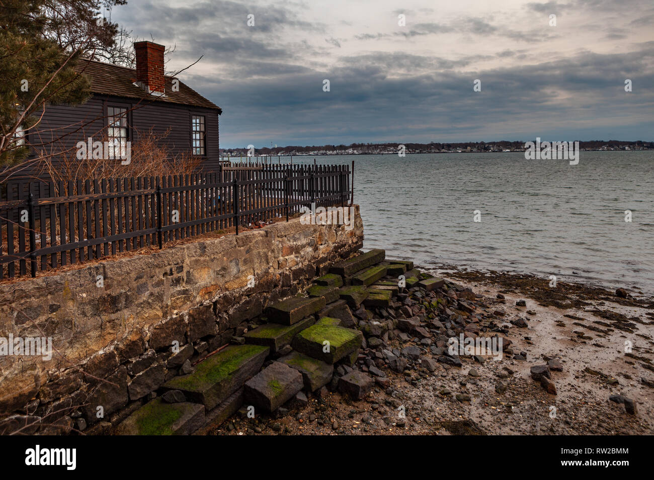 Salem, Massachusetts, STATI UNITI D'America - 14 Settembre 2016: Magico tramonto in inverno con un grande edificio marrone situato nei pressi di acque calme in Salem's historic district, Mas Foto Stock