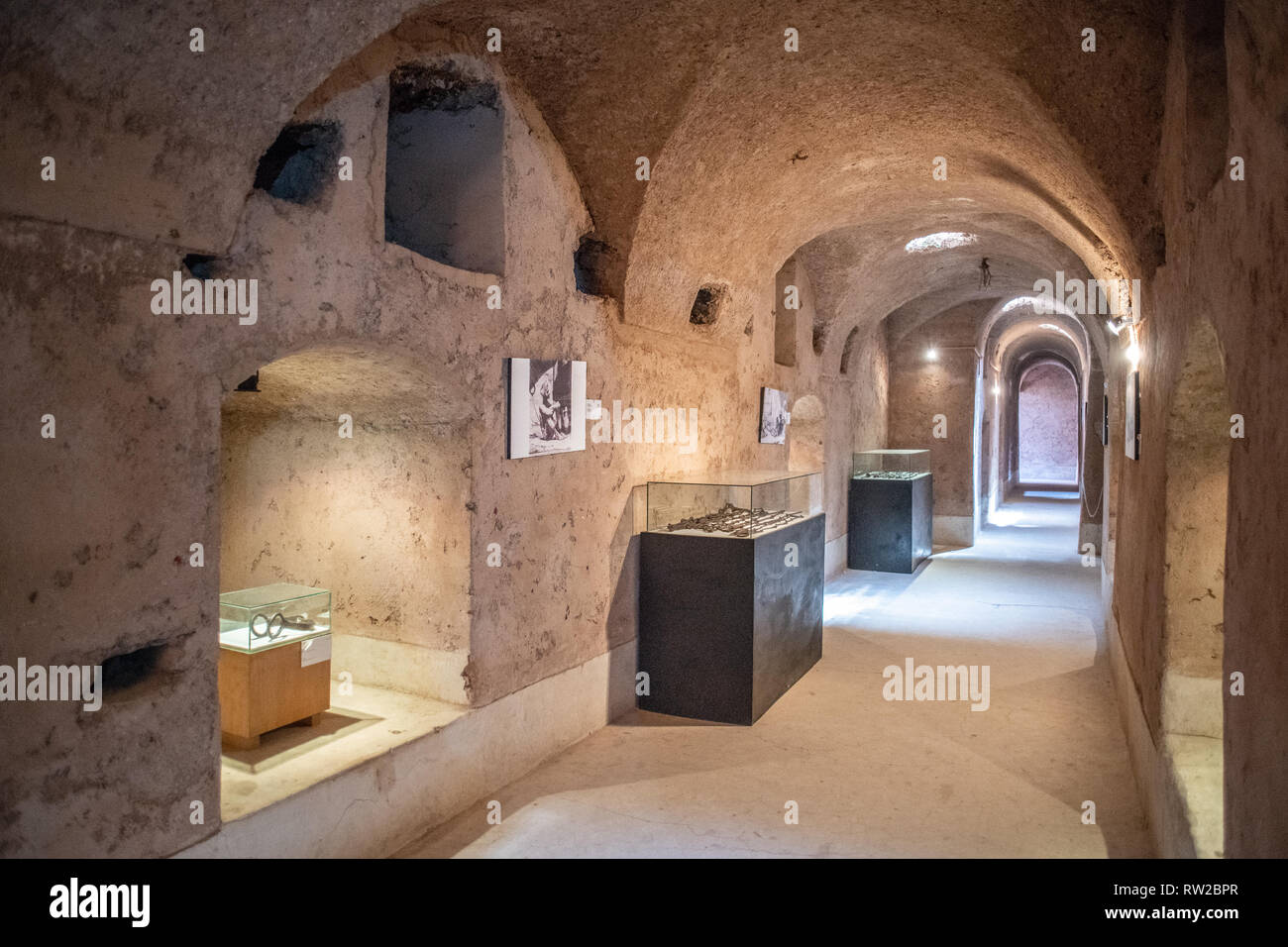 Raccolta di reperti esposti nel corridoio del Palazzo El Badi, ' l'Incomparabile Palace", ora un museo, Marrekech, Marocco Foto Stock