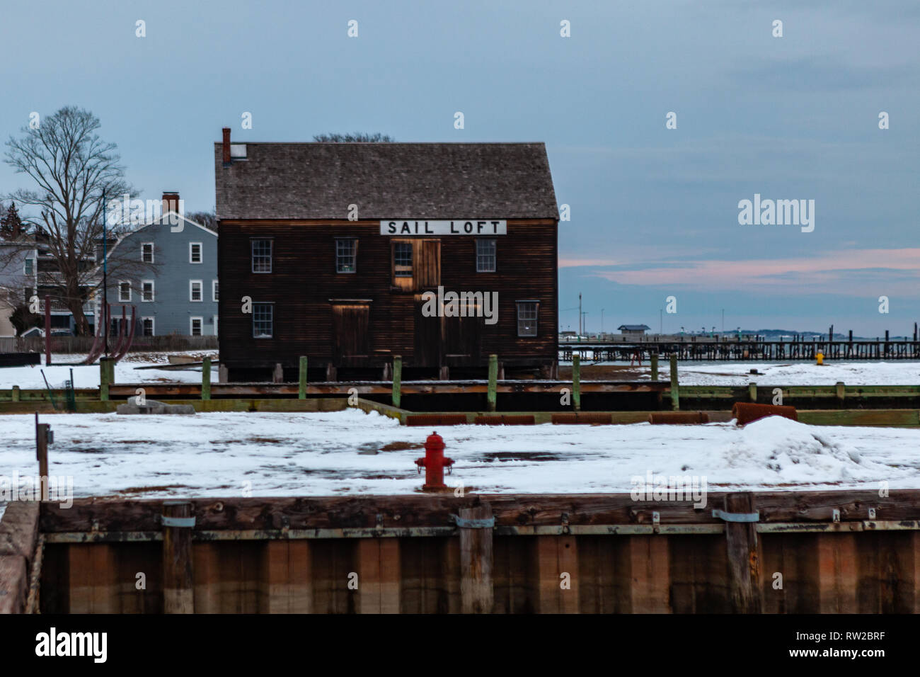 Salem, Massachusetts, STATI UNITI D'America - 14 Settembre 2016: Magico tramonto in inverno con un grande edificio marrone situato nei pressi di acque calme in Salem's historic district, Mas Foto Stock