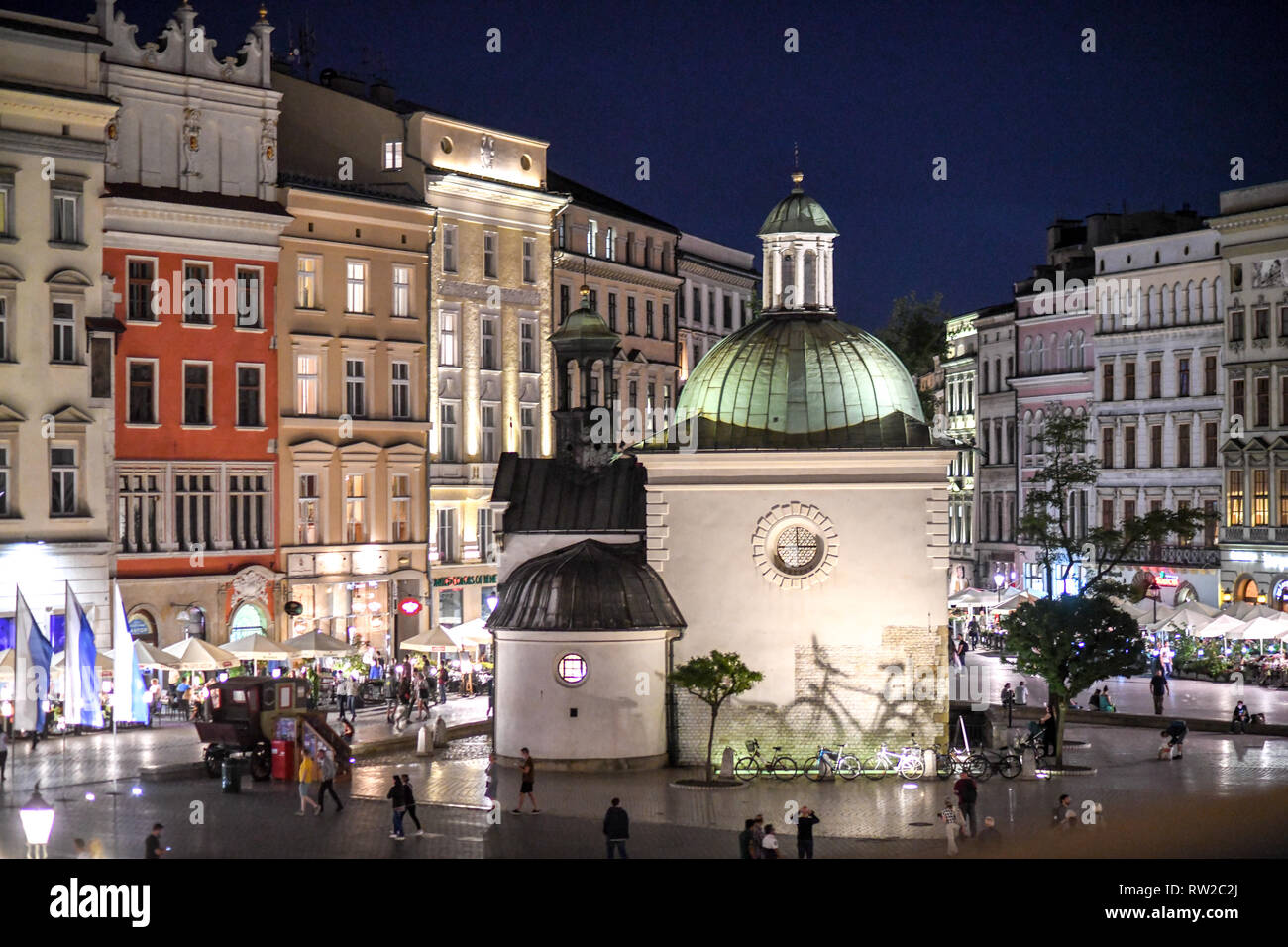 Spie illuminate esterno della chiesa di Sant Adalberto (Chiesa di San Wojciech) di notte trovato nel centro della Piazza del Mercato di Cracovia-w Città Vecchia, inferiore Foto Stock