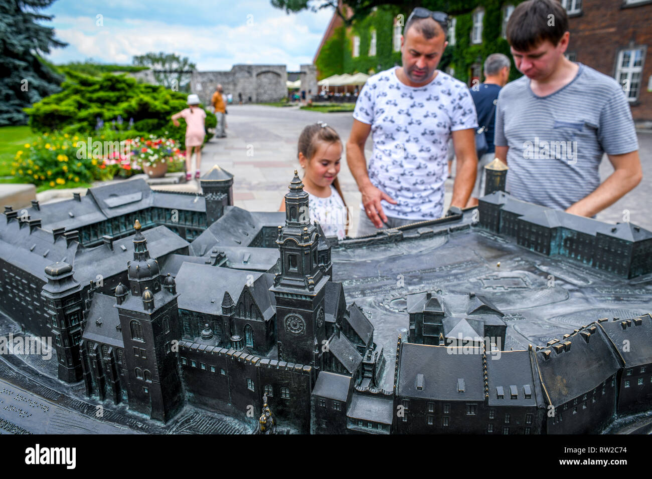 Le persone si radunano per guardare il bronzo modello in scala del il Castello Reale di Wawel, Kraków-w, Piccola Polonia voivodato, Polonia. Foto Stock
