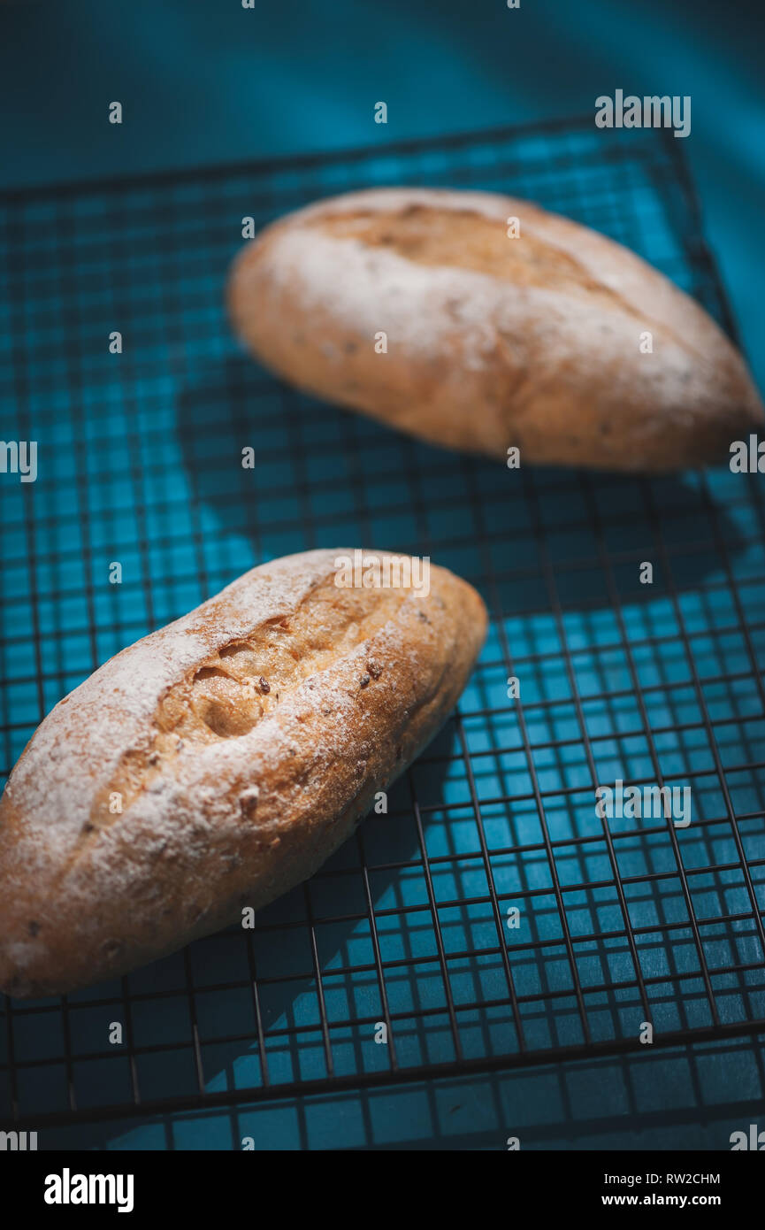 Baguette, in stile Europeo pane blu sulla tavola di legno in mattina tempo con disco effetto di luce. Organici e salutari pasto in stile minimal concept Foto Stock