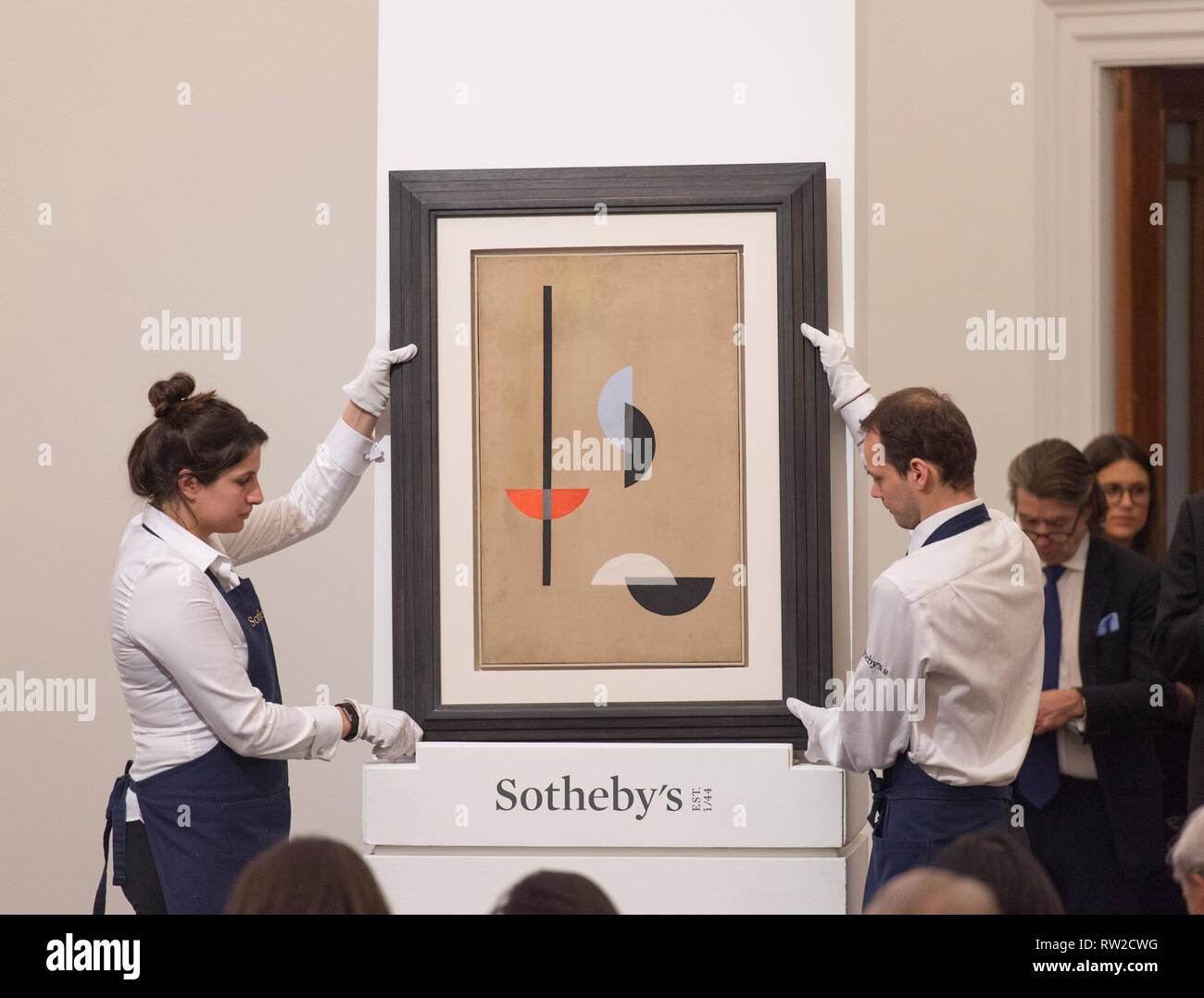 Sotheby's New Bond Street, Londra, 26 febbraio 2019. Impressionismo, moderno e arte surrealista sera vendita. Moholy-Nagy vende per £495.000. Foto Stock