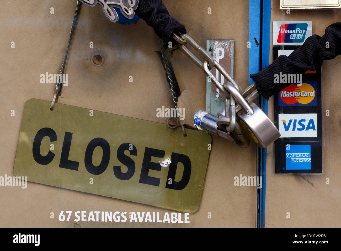 Una chiusa e business chiuse con una serratura a catena attorno alla porta Foto Stock