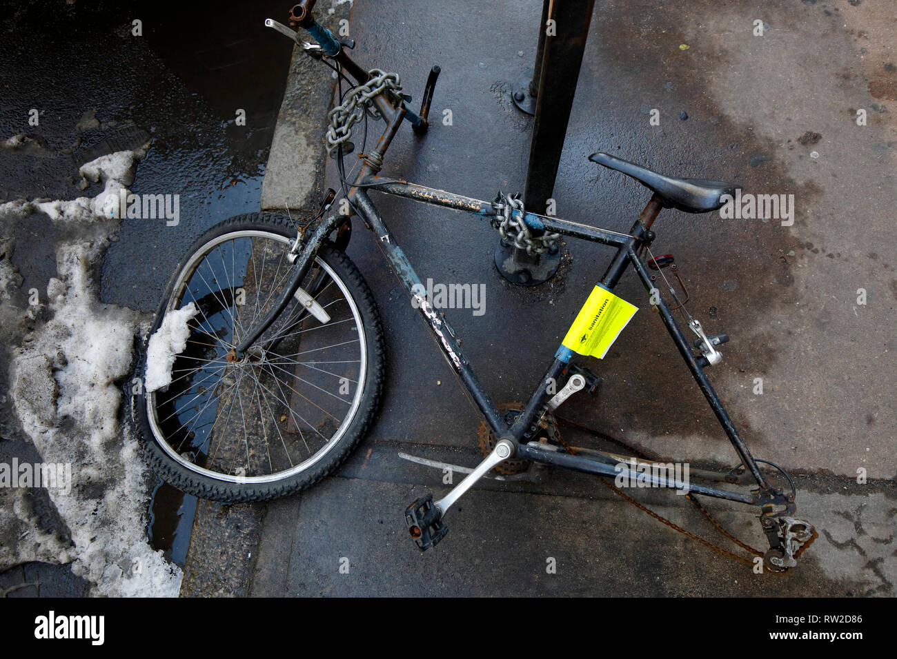 Una bicicletta con un NYC Dipartimento di Igiene bicicletta abbandonati avviso attaccato Foto Stock