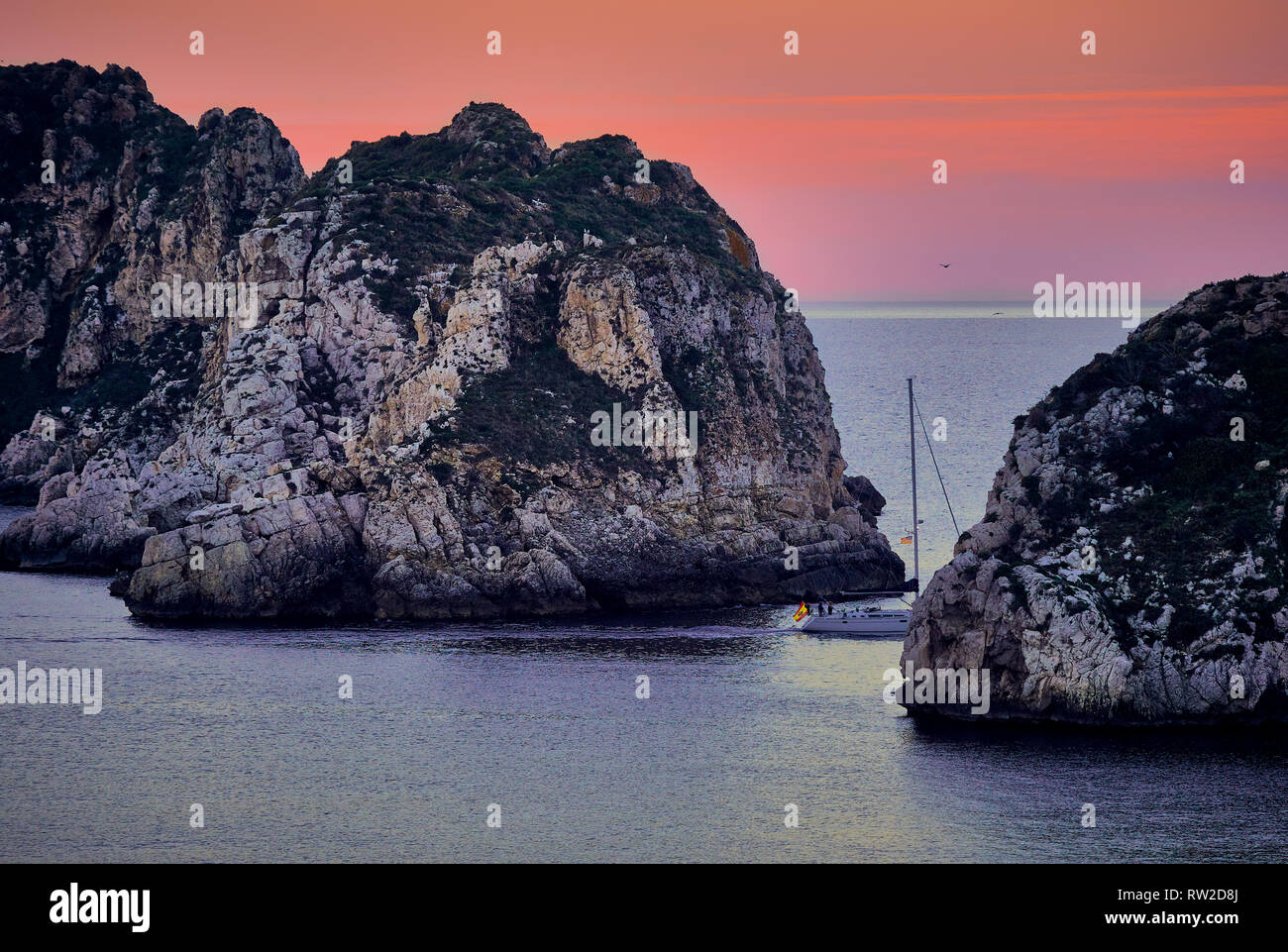 In barca a vela al tramonto sopra le isole Malgrats, Maiorca, isole Baleari, Spagna Foto Stock
